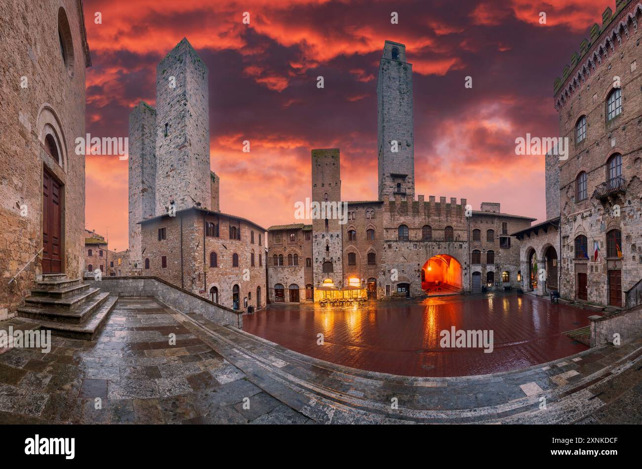 San Gimignano, Italien. Malerischer Blick auf die berühmte Piazza del Duomo mit Torre Grossa und Torre Rognosa bei Sonnenaufgang, wunderschöne kleine Stadt der Toskana Stockfoto