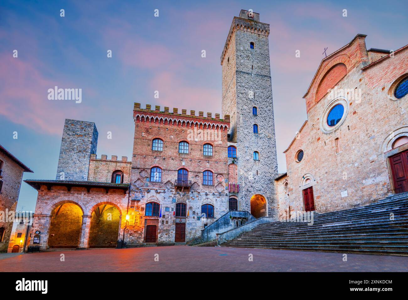 Malerischer Blick auf die berühmte Piazza del Duomo in San Gimignano bei Sonnenaufgang, Toskana, Italien Stockfoto