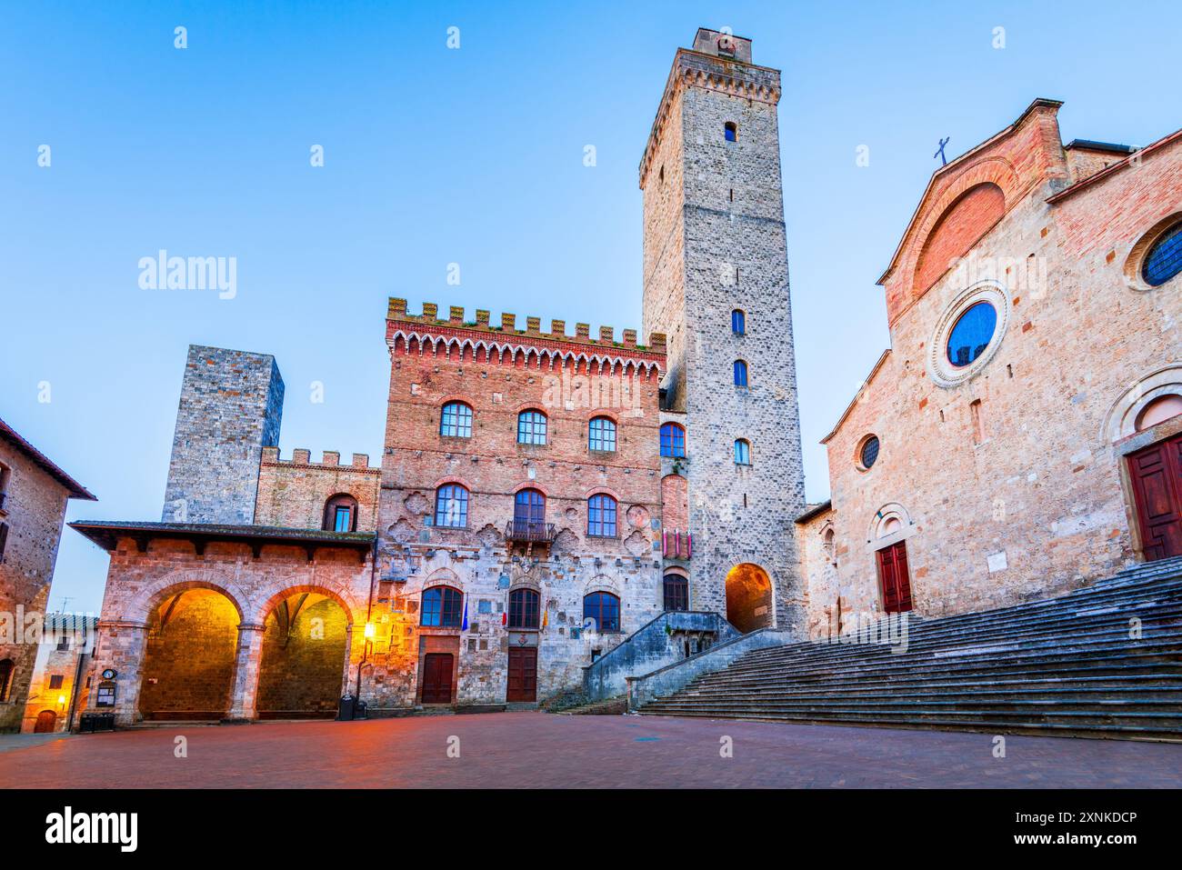 Malerischer Blick auf die berühmte Piazza del Duomo in San Gimignano bei Sonnenaufgang, Toskana, Italien Stockfoto