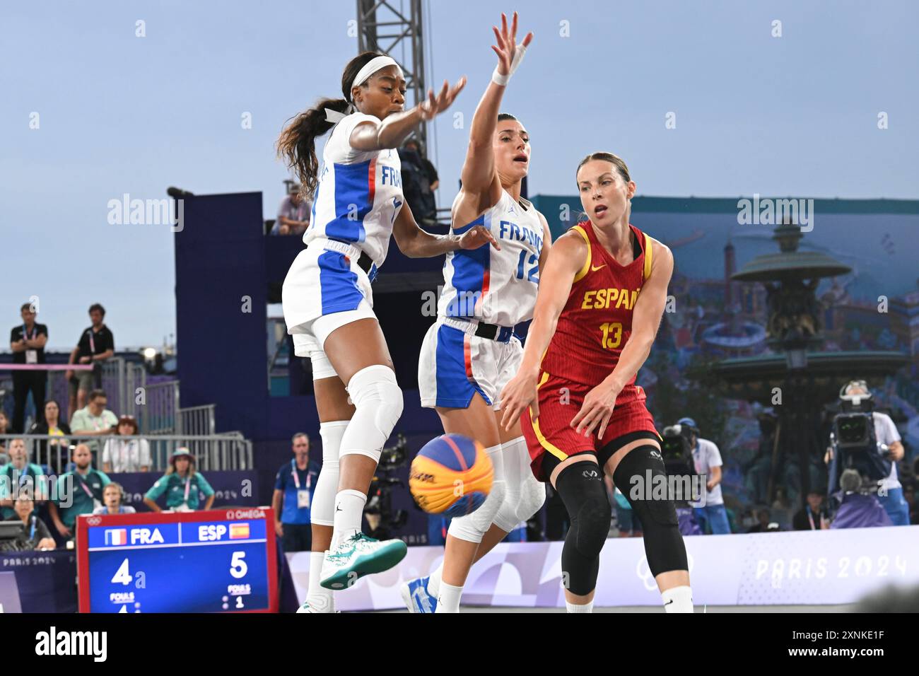 Paris, Frankreich. 31. Juli 2024. Sandra Ygueravide (SPA) gegen Laetitia Guapo (FRA), Myriam Djekoundade (FRA), 3x3 Basketball, Frauen-Pool-Runde während der Olympischen Spiele Paris 2024 am 31. Juli 2024 in La Concorde in Paris, Frankreich - Foto Michael Baucher/Panoramic/DPPI Media Credit: DPPI Media/Alamy Live News Stockfoto