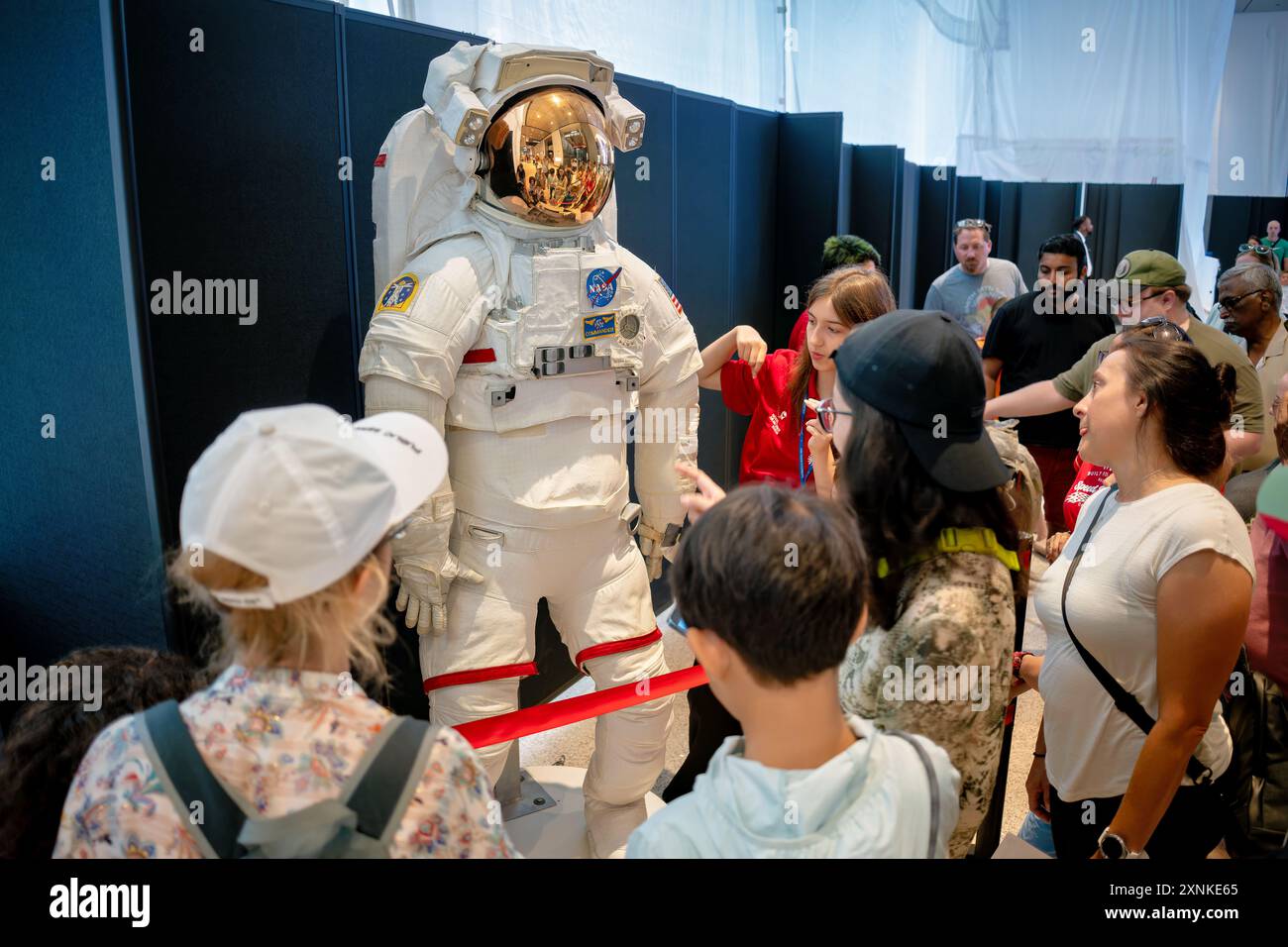 WASHINGTON DC, USA – Ein Raumfahrtanzug, der im Smithsonian National Air and Space Museum in Washington DC ausgestellt wird. Diese Ausstellung zeigt die komplexe Technologie und Technik, die für das Überleben der Menschen in der rauen Umgebung des Weltraums erforderlich sind. Stockfoto