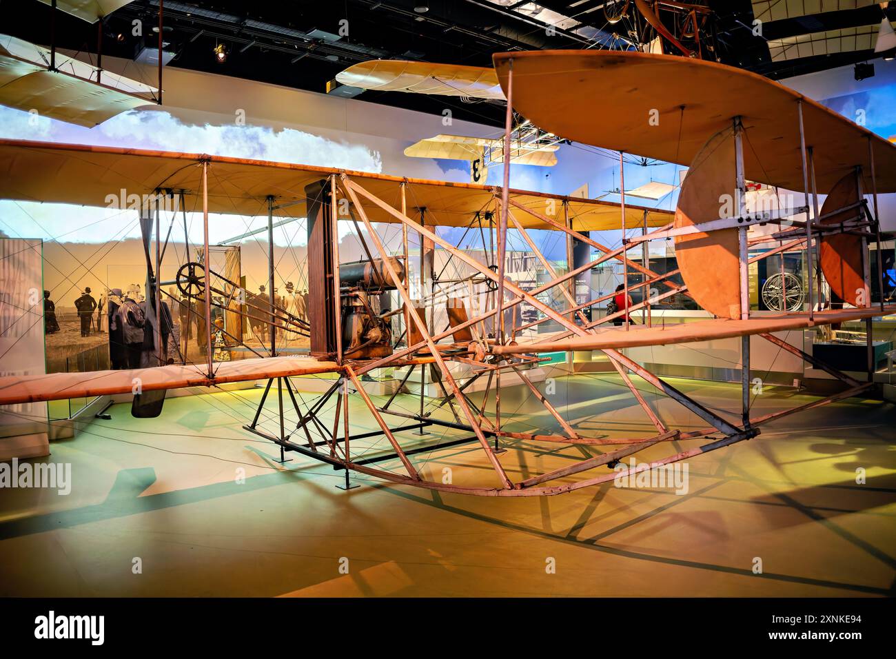 WASHINGTON DC, Vereinigte Staaten — der Wright Military Flyer 1909, das erste Militärflugzeug der Welt, ist im Smithsonian National Air and Space Museum ausgestellt. Dieses historische Flugzeug, das von den Brüdern Wright gebaut wurde, war das erste Flugzeug der US-Armee und markierte den Beginn der militärischen Luftfahrt. Der Wright Military Flyer ist ein bedeutender Meilenstein in der Luftfahrtgeschichte und unterstreicht den Innovationsgeist des frühen 20. Jahrhunderts. Stockfoto