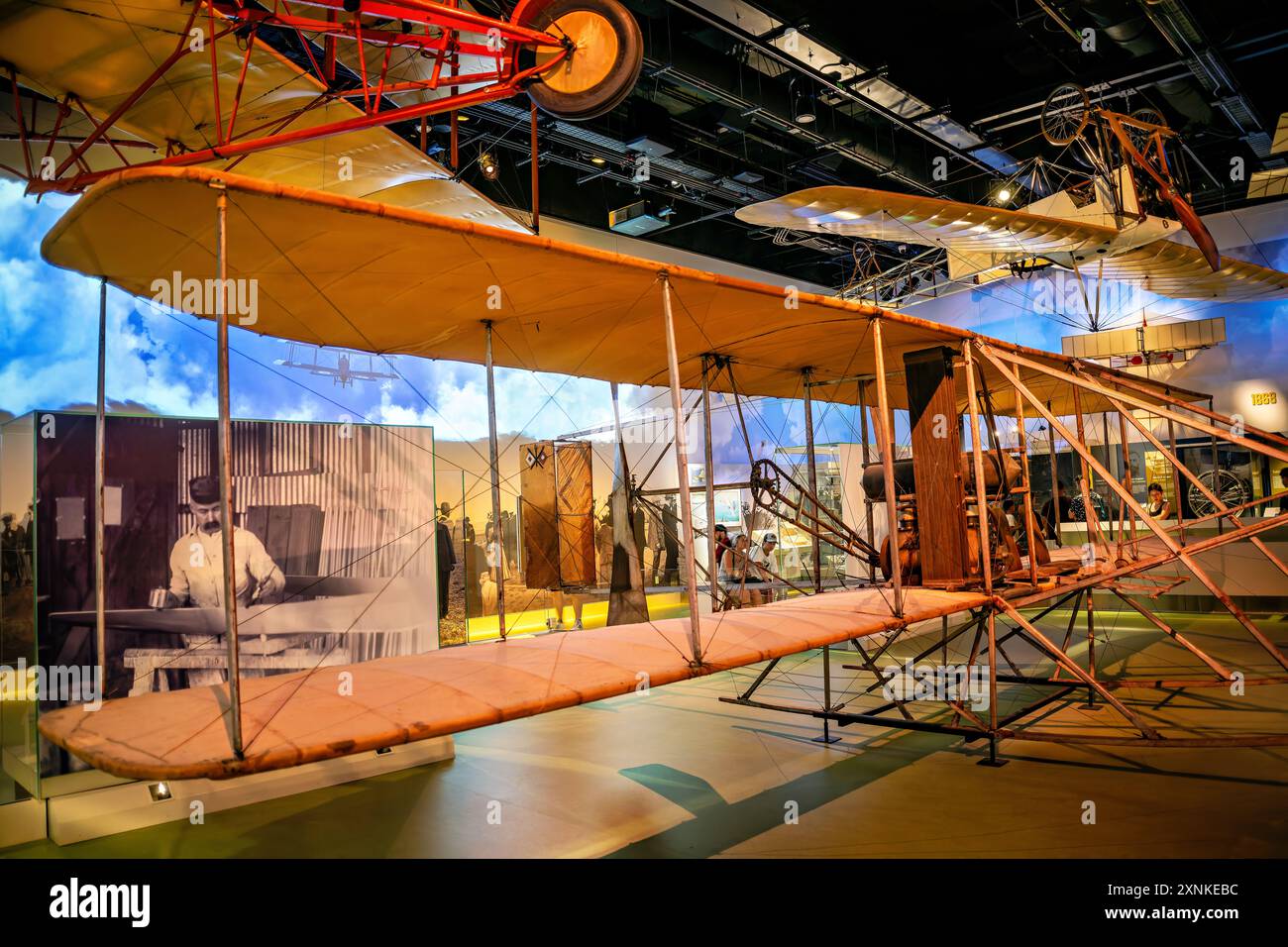 Wright Military Flyer National Air and Space Museum Washington DC // WASHINGTON DC – der Wright Military Flyer 1909, das erste Militärflugzeug der Welt, ist im Smithsonian National Air and Space Museum ausgestellt. Dieses historische Flugzeug, das von den Brüdern Wright gebaut wurde, war das erste Flugzeug der US-Armee und markierte den Beginn der militärischen Luftfahrt. Der Wright Military Flyer ist ein bedeutender Meilenstein in der Luftfahrtgeschichte und unterstreicht den Innovationsgeist des frühen 20. Jahrhunderts. Stockfoto