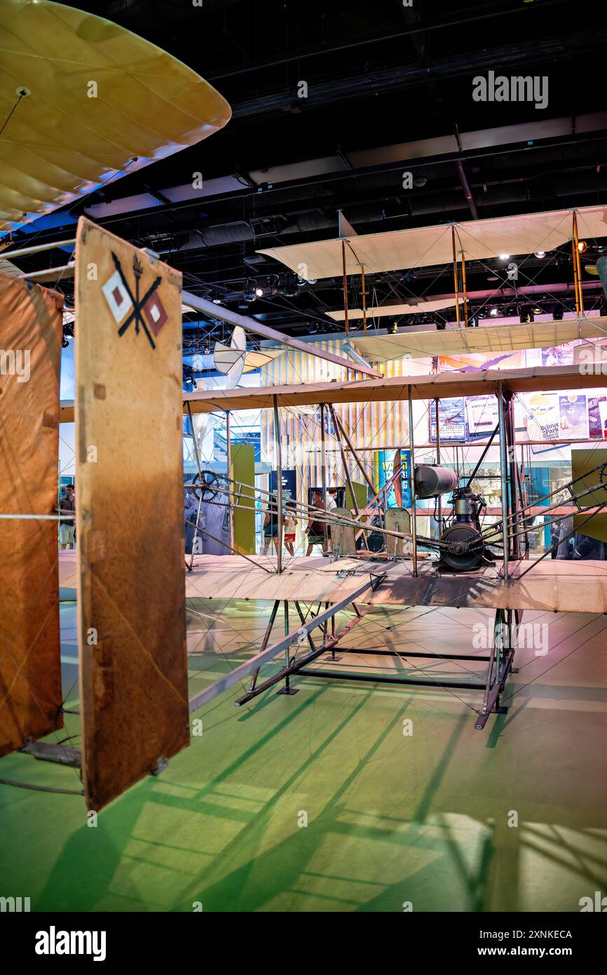 Wright Military Flyer Air and Space Museum Washington DC // WASHINGTON DC – der Wright Military Flyer 1909, das erste Militärflugzeug der Welt, ist im Smithsonian National Air and Space Museum ausgestellt. Dieses historische Flugzeug, das von den Brüdern Wright gebaut wurde, war das erste Flugzeug der US-Armee und markierte den Beginn der militärischen Luftfahrt. Der Wright Military Flyer ist ein bedeutender Meilenstein in der Luftfahrtgeschichte und unterstreicht den Innovationsgeist des frühen 20. Jahrhunderts. Stockfoto