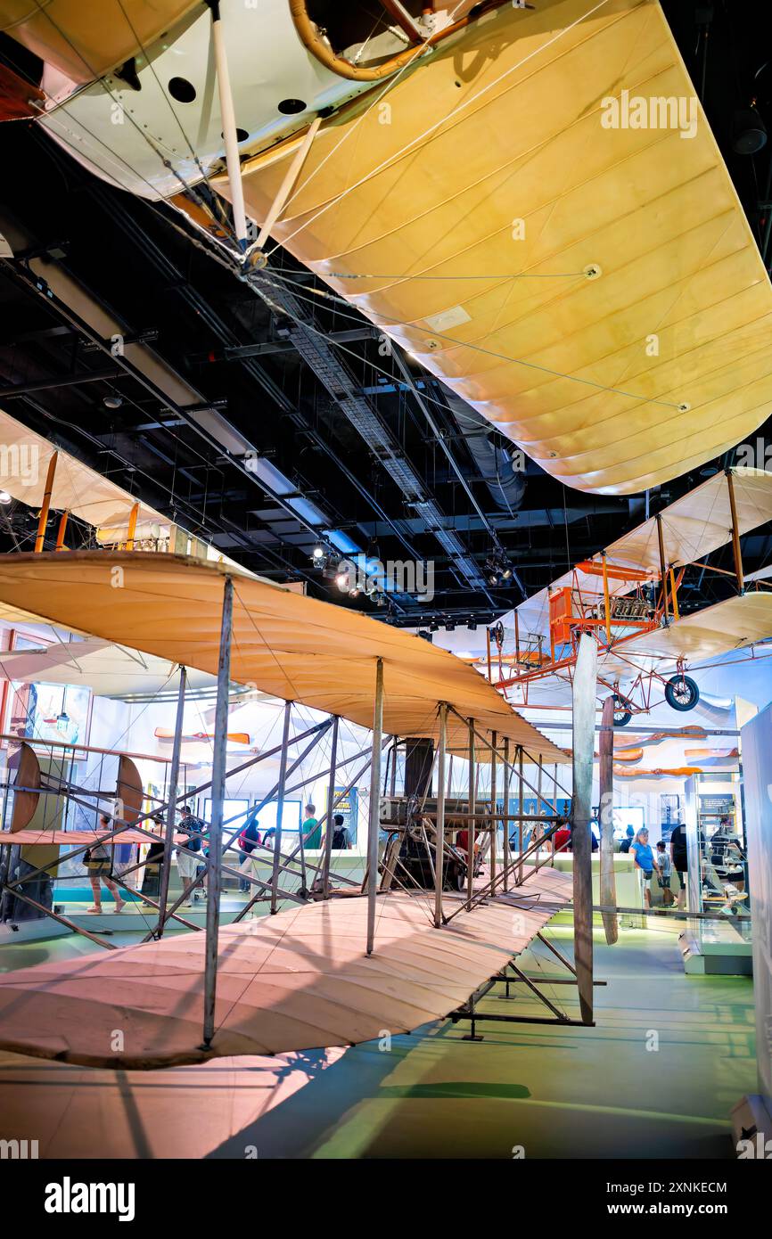 Wright Military Flyer Smithsonian National Air and Space Museum Washington DC // WASHINGTON DC — der Wright Military Flyer 1909, das erste Militärflugzeug der Welt, ist im Smithsonian National Air and Space Museum zu sehen. Dieses historische Flugzeug, das von den Brüdern Wright gebaut wurde, war das erste Flugzeug der US-Armee und markierte den Beginn der militärischen Luftfahrt. Der Wright Military Flyer ist ein bedeutender Meilenstein in der Luftfahrtgeschichte und unterstreicht den Innovationsgeist des frühen 20. Jahrhunderts. Stockfoto