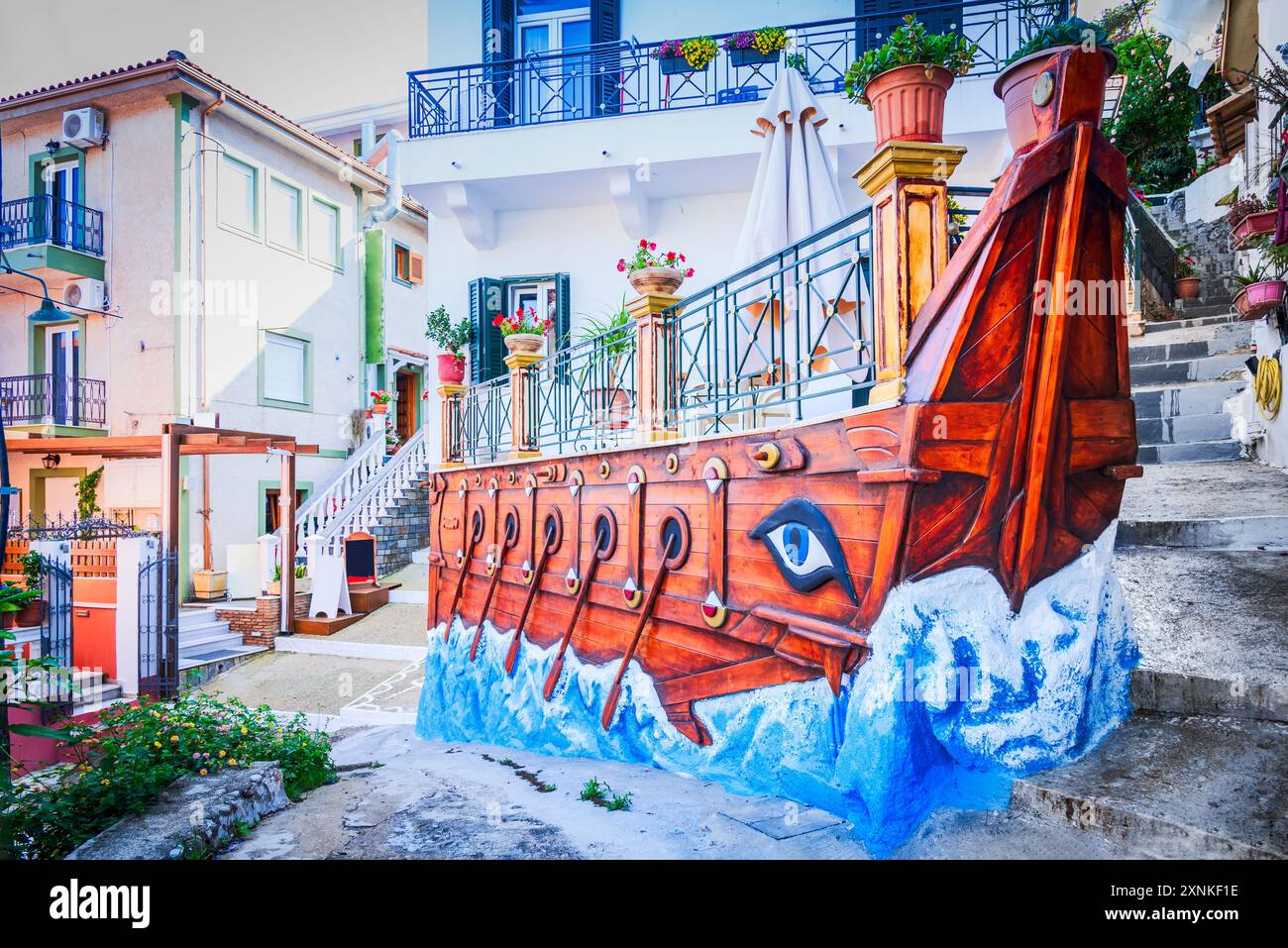 Parga, Griechenland - 17. Mai 2023. Traditionelle Straße im Zentrum der mittelalterlichen Stadt Parga, Epirus griechische Region am Ionischen Meer. Stockfoto