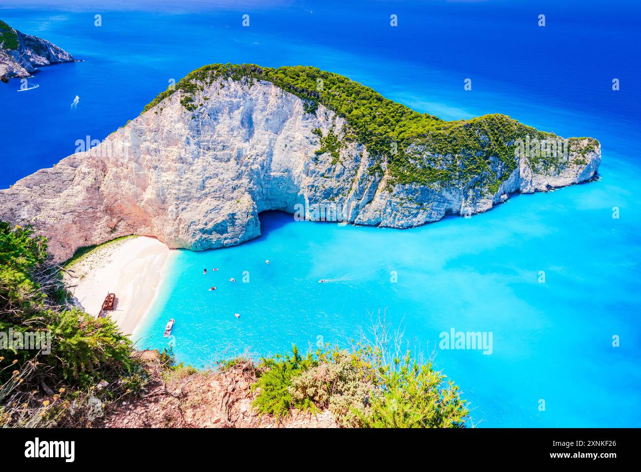 Zakynthos, Griechenland. Griechische Inseln berühmter Navagio-Strand, überhängende Landschaft des Ionischen Meeres Stockfoto