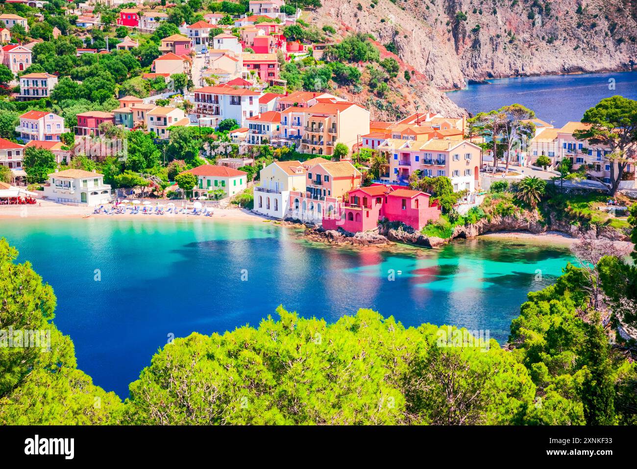 Assos, Griechenland. Blick aus der Vogelperspektive auf das malerische Dorf, die idyllische griechische Insel Kefalonia. Stockfoto