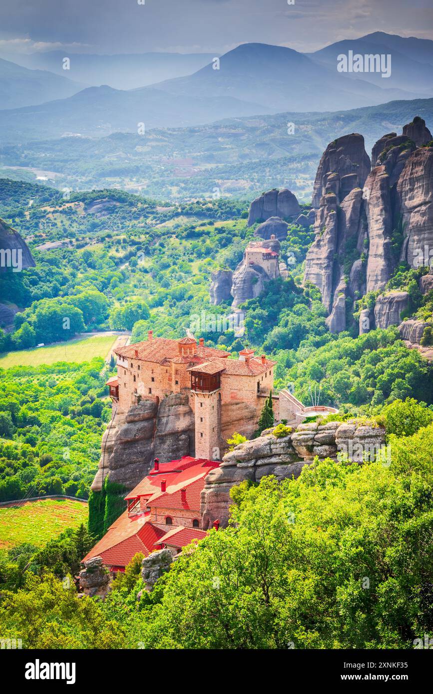 Meteora, Griechenland. Kloster Roussanou im historischen Thessalien, berühmte Sandsteinformationen, griechisches Weltkulturerbe. Stockfoto