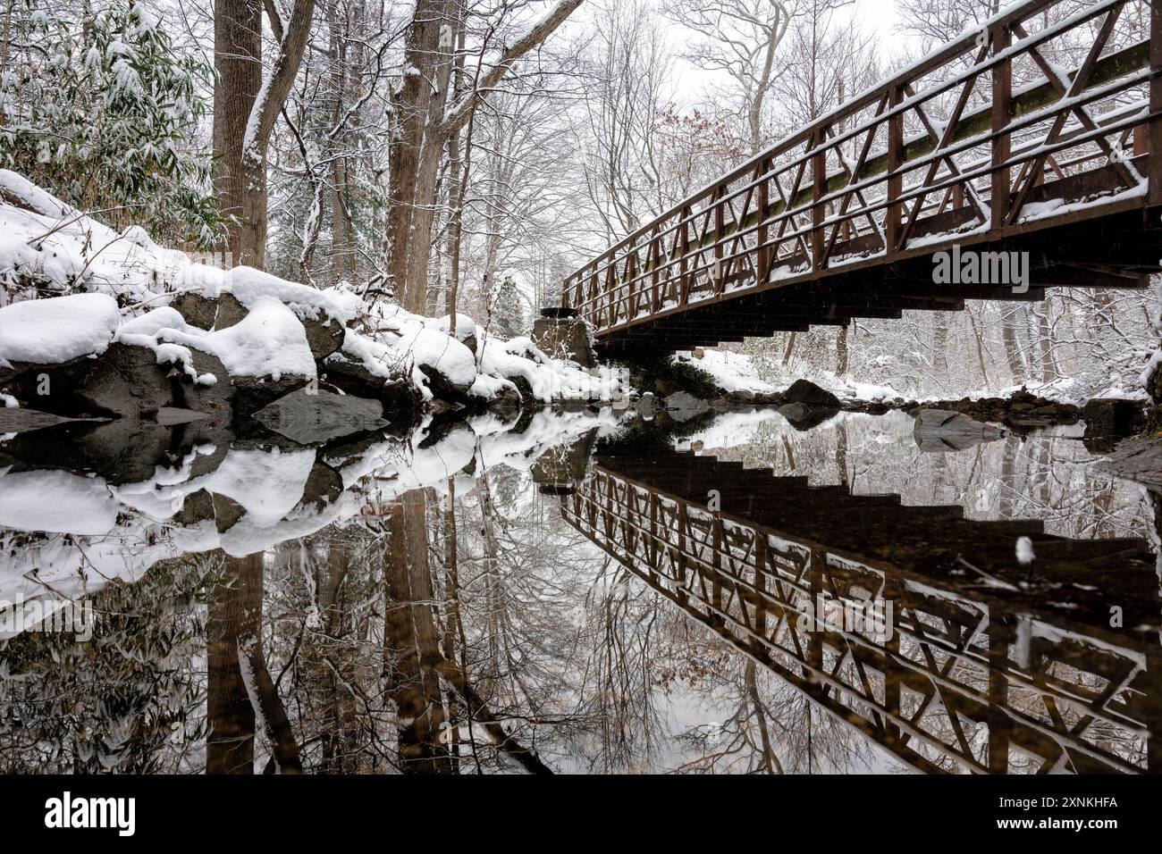 ARLINGTON, Virginia, USA – Eine verschneite Winterszene im Rock Spring Park fängt die ruhige Schönheit von Arlington, Virginia, ein. Der schneebedeckte Park zeigt die ruhige und malerische Winterlandschaft und lädt Besucher ein, Outdoor-Aktivitäten und die natürliche Schönheit der Saison zu genießen. Stockfoto