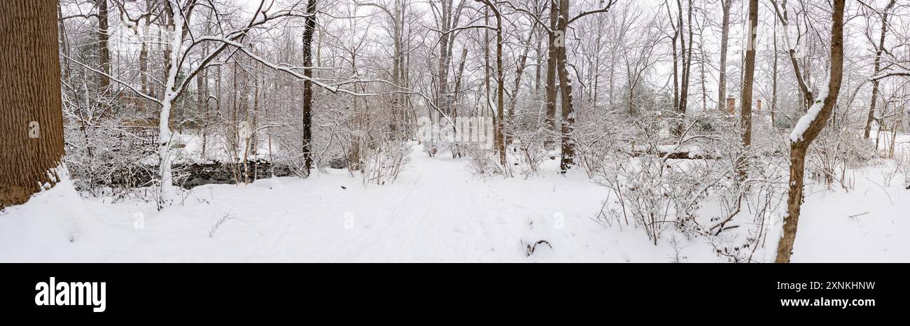 Rock Spring Park Winter Snow Arlington Virginia // ARLINGTON, Virginia — Ein hochauflösender Panoramablick fängt die schneebedeckte Winterlandschaft des Rock Spring Park ein, ein 2 Hektar großes, bewaldetes Schutzgebiet, das einen historisch bedeutsamen Korridor bewahrt, auf dem einst indianische Fischerwege die Dörfer im Landesinneren mit der Fischerei am Potomac River verband. Der Park liegt an der 5012 Little Falls Road und hat seinen Namen von natürlichen Quellen, die historisch aus dem felsigen Gelände in der Gegend entstanden sind. Der Park liegt am Quellgebiet des Four Mile Run, während der Little Pimmit Run durch das Parkgelände fließt. Diese A Stockfoto