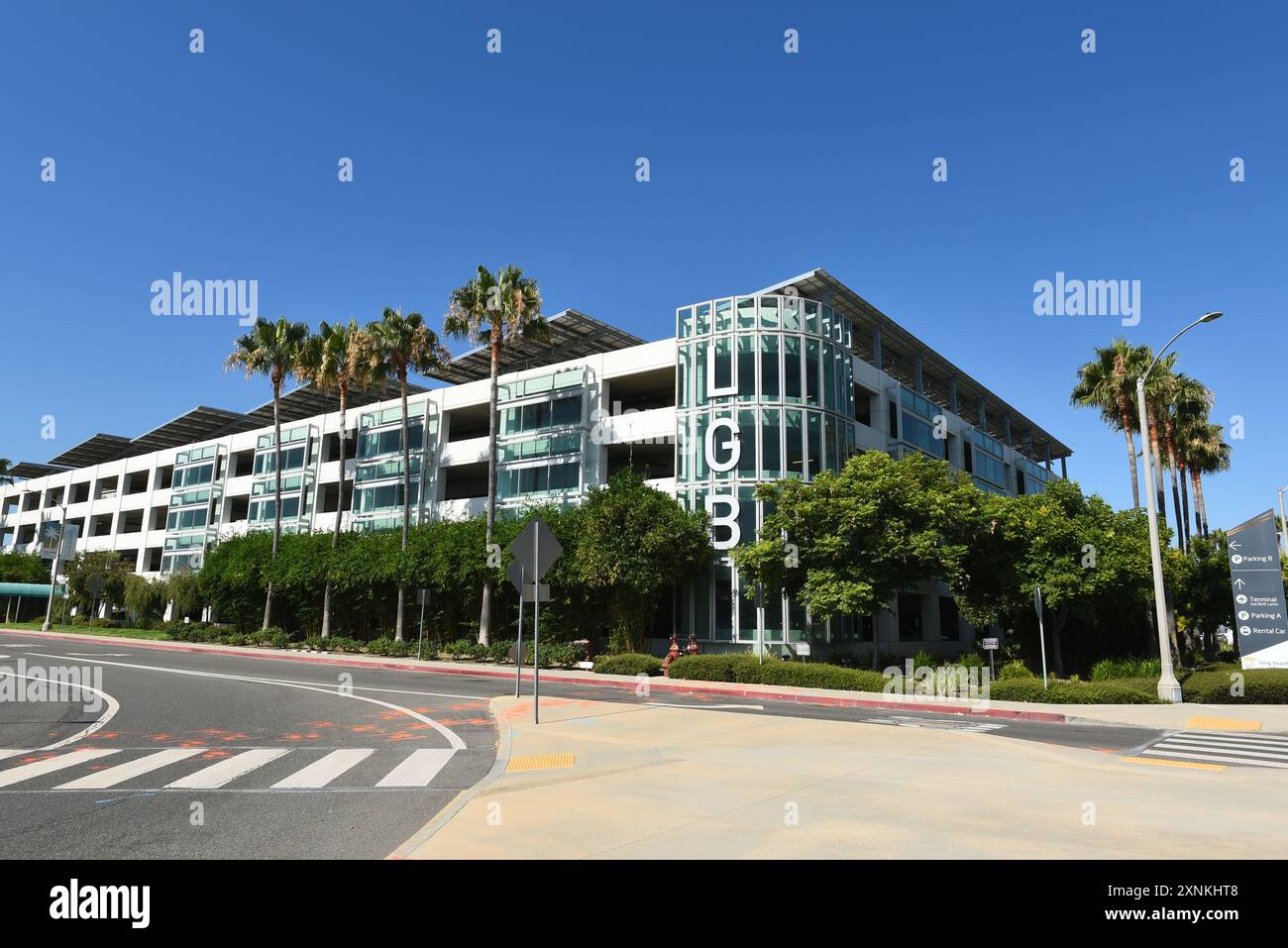 LONG BEACH, KALIFORNIEN - 28. JULI 2024: LGB Airport Code auf Parkhaus B. Stockfoto