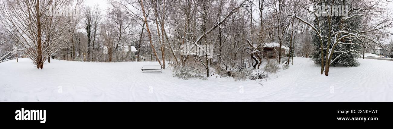 Rock Spring Park Winter Snow Landscape Arlington Virginia // ARLINGTON, Virginia — Ein hochauflösender Panoramablick fängt die schneebedeckte Winterlandschaft des Rock Spring Park ein, ein 2 Hektar großes, bewaldetes Schutzgebiet, das einen historisch bedeutsamen Korridor bewahrt, auf dem einst indianische Fischerwege die Dörfer im Landesinneren mit der Fischerei am Potomac River verband. Der Park liegt an der 5012 Little Falls Road und hat seinen Namen von natürlichen Quellen, die historisch aus dem felsigen Gelände in der Gegend entstanden sind. Der Park liegt am Quellgebiet des Four Mile Run, während der Little Pimmit Run durch das Parkgelände fließt Stockfoto