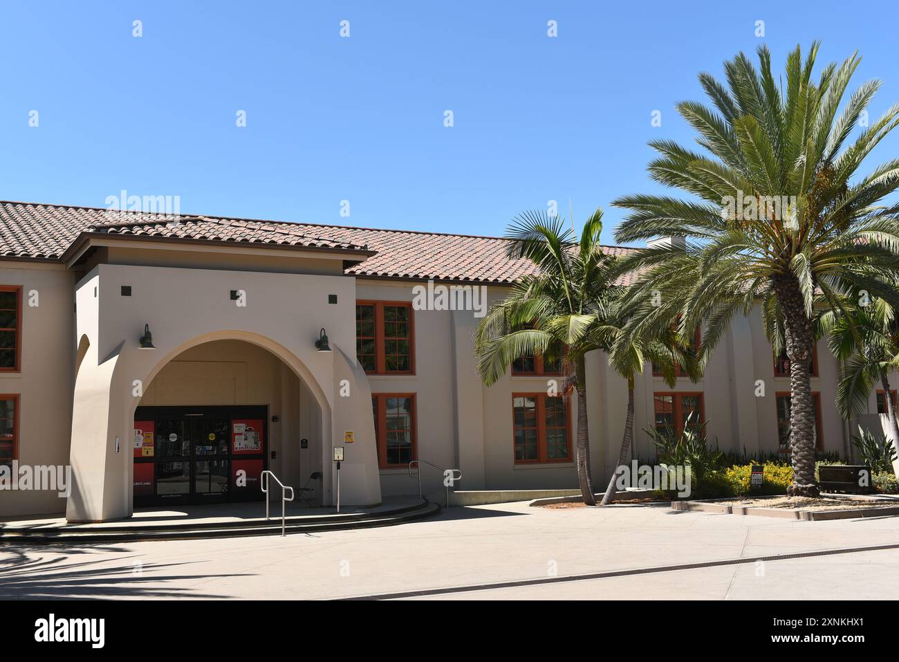 LONG BEACH, KALIFORNIEN - 28. JULI 2024: Verwaltungsgebäude auf dem Campus des Long Beach City College, LBCC. Stockfoto