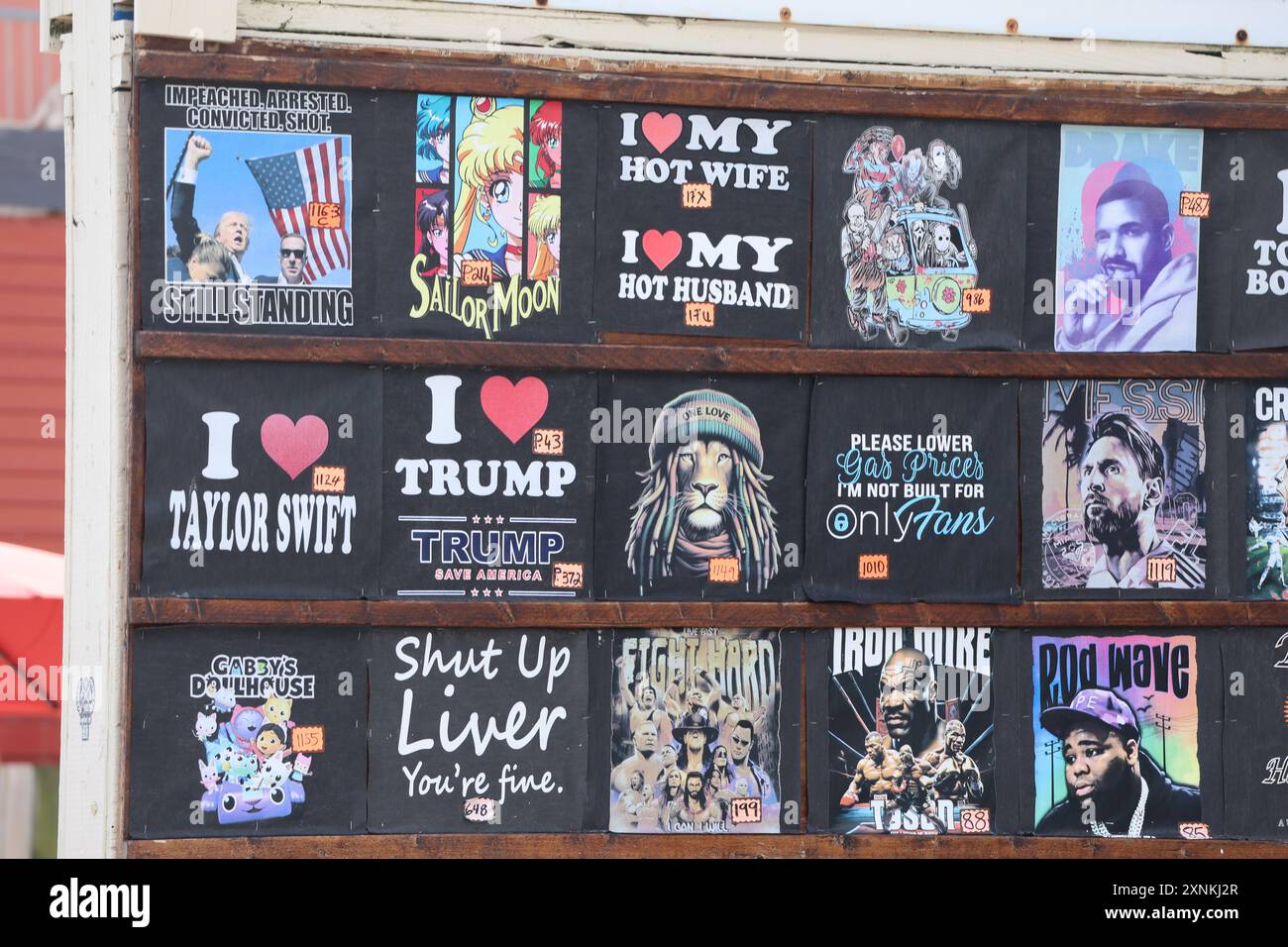 Ocean City, USA. Juli 2024. 23. Juli 2024: Ocean City Boardwalk, Ocean City, Maryland. Eine Sommertradition für viele ist der Spaziergang auf dem Boardwalk. Mit Souvenirs, Strandbedarf, Gag-Geschenken und mehr schien Donald Trump politische Merchandise das beliebteste Abziehbild für T-Shirts und Sweatshirts zu sein. Nach dem Attentat wurden sofort neue Hemden gedruckt. (Foto: Robyn Stevens Brody/SIPA USA) Credit: SIPA USA/Alamy Live News Stockfoto