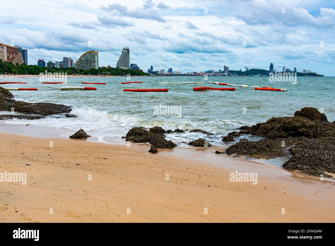 Blick auf die Bucht von Pattaya und die skyliners in Pattaya, einer der berühmtesten Resortstädte Thailands. Stockfoto