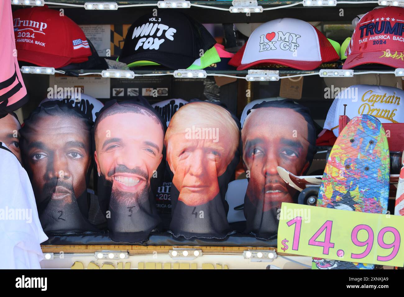 Ocean City, USA. Juli 2024. 23. Juli 2024: Ocean City Boardwalk, Ocean City, Maryland. Eine Sommertradition für viele ist der Spaziergang auf dem Boardwalk. Mit Souvenirs, Strandbedarf, Gag-Geschenken und mehr schien Donald Trump politische Merchandise das beliebteste Abziehbild für T-Shirts und Sweatshirts zu sein. Nach dem Attentat wurden sofort neue Hemden gedruckt. (Foto: Robyn Stevens Brody/SIPA USA) Credit: SIPA USA/Alamy Live News Stockfoto