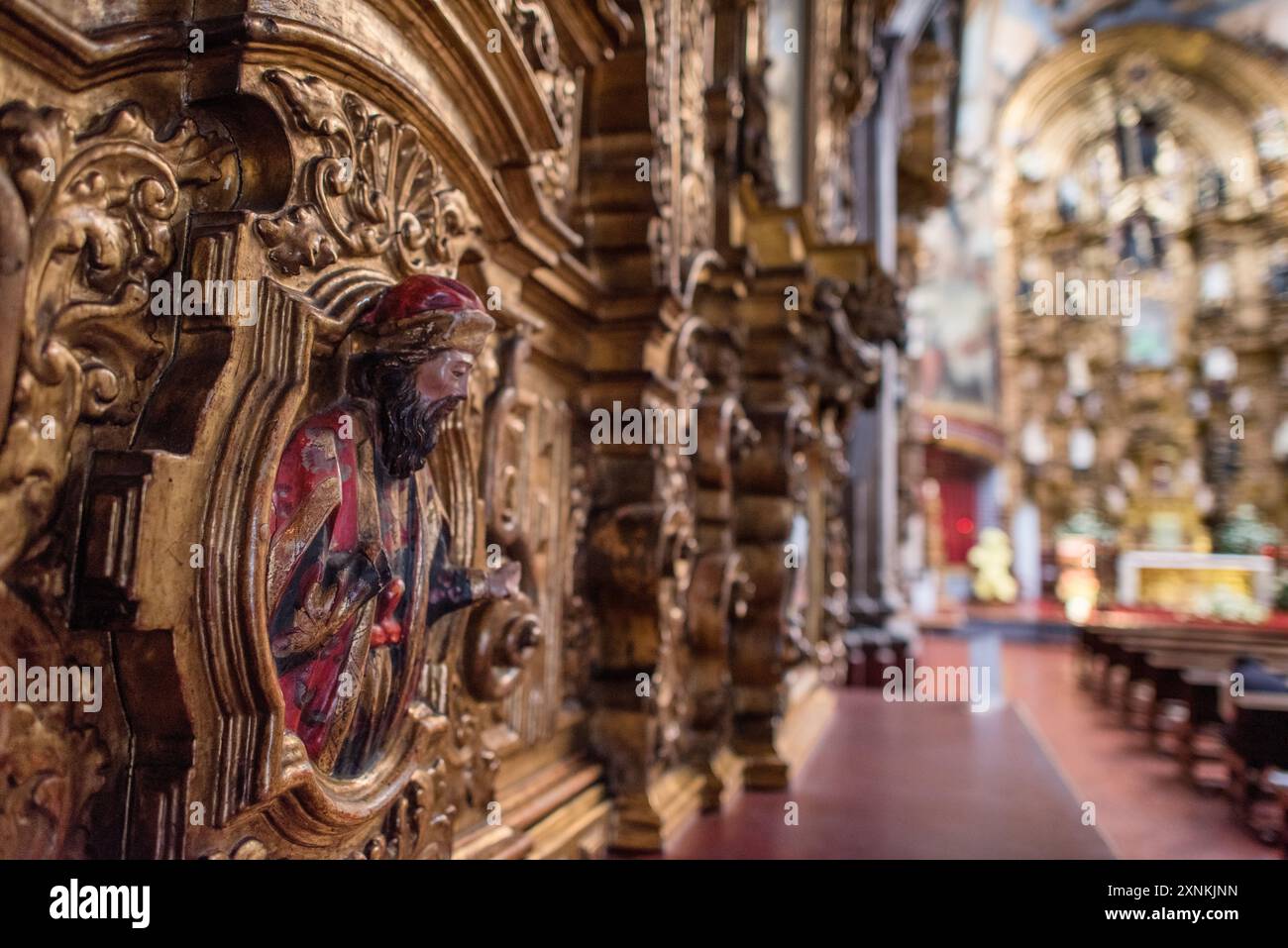 MEXIKO-STADT, Mexiko – das verzierte Innere der Templo de la Enseñanza (Kirche der Lehre) befindet sich im historischen Zentrum von Mexiko-Stadt. Diese barocke Kirche aus dem 18. Jahrhundert, bekannt für ihre kunstvollen Steinmetzarbeiten und ihre unverwechselbare Fassade aus rosafarbenem Steinbruchstein, ist ein Beispiel für das reiche architektonische Erbe der mexikanischen Hauptstadt. Stockfoto