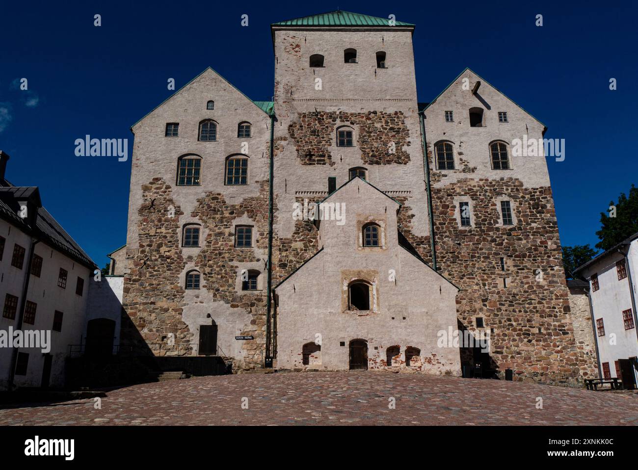 Turku Castle Courtyard Finland erbaut im 13. Jahrhundert eines der ältesten noch genutzten Gebäude und das größte erhaltene mittelalterliche Gebäude Finnlands aus Sicht der Th Stockfoto