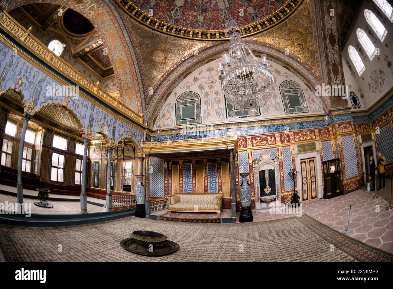 ISTANBUL, Türkei / Türkiye — der opulente Thronsaal des Kaiserlichen Thronsaals im Harem des Topkapi-Palastes, Istanbul. Diese aufwendig verzierte Kammer, die mit komplizierten Iznik-Fliesen, vergoldeten Ornamenten und reichen Möbeln geschmückt war, diente als privater Audienzsaal für den osmanischen Sultan innerhalb der abgeschiedenen Grenzen des kaiserlichen Harems. Der Raum spiegelt die künstlerische Meisterschaft und den Luxus der osmanischen kaiserlichen Architektur wider und bietet einen Einblick in die Welt des osmanischen Hofes. Stockfoto