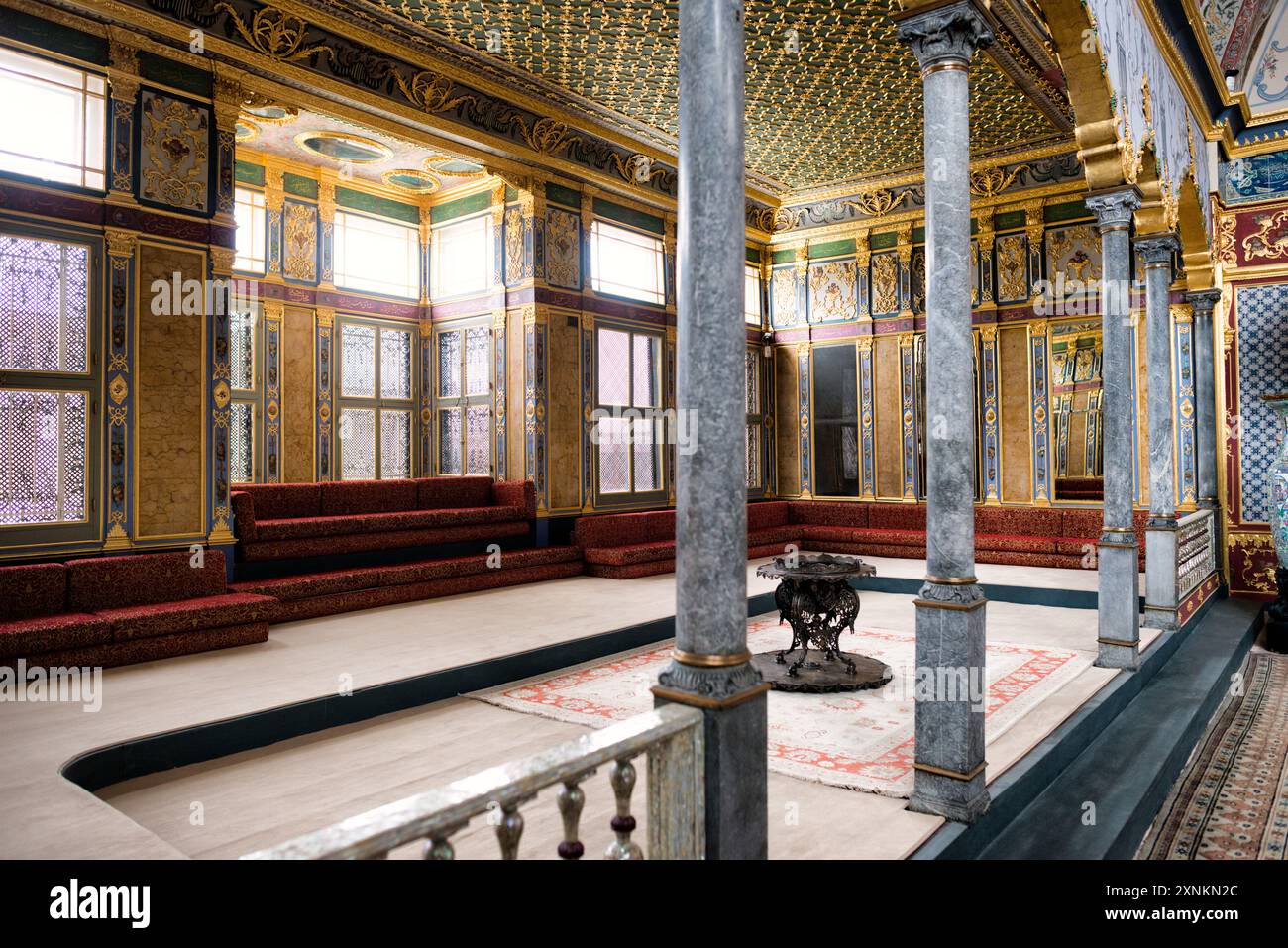 ISTANBUL, Türkei / Türkiye — der opulente Thronsaal des Kaiserlichen Thronsaals im Harem des Topkapi-Palastes, Istanbul. Diese aufwendig verzierte Kammer, die mit komplizierten Iznik-Fliesen, vergoldeten Ornamenten und reichen Möbeln geschmückt war, diente als privater Audienzsaal für den osmanischen Sultan innerhalb der abgeschiedenen Grenzen des kaiserlichen Harems. Der Raum spiegelt die künstlerische Meisterschaft und den Luxus der osmanischen kaiserlichen Architektur wider und bietet einen Einblick in die Welt des osmanischen Hofes. Stockfoto