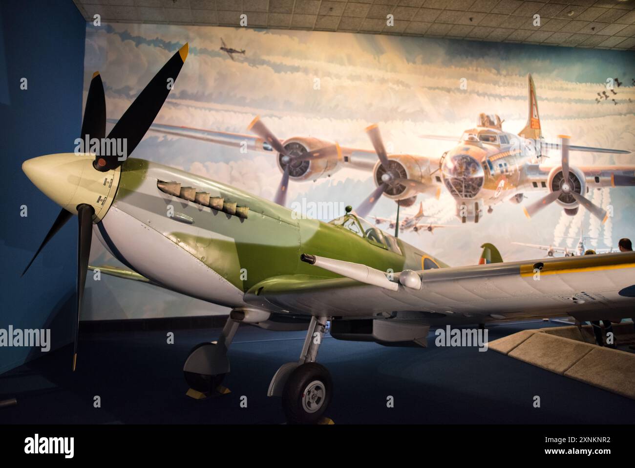 Supermarine Spitfire Fighter Plane Smithsonian Museum Washington DC // WASHINGTON DC — Eine Sammlung von Kampfflugzeugen aus dem Zweiten Weltkrieg mit Propellern ist im Smithsonian National Air and Space Museum ausgestellt. Diese historischen Flugzeuge zeigen die technologischen Fortschritte und die strategische Bedeutung von Kampfflugzeugen während des Zweiten Weltkriegs. Die Ausstellung zeigt legendäre Flugzeuge wie die Supermarine Spitfire, die nordamerikanische P-51 Mustang und die Mitsubishi A6M Zero, die die vielfältigen technischen Meisterleistungen der Epoche widerspiegeln. Stockfoto