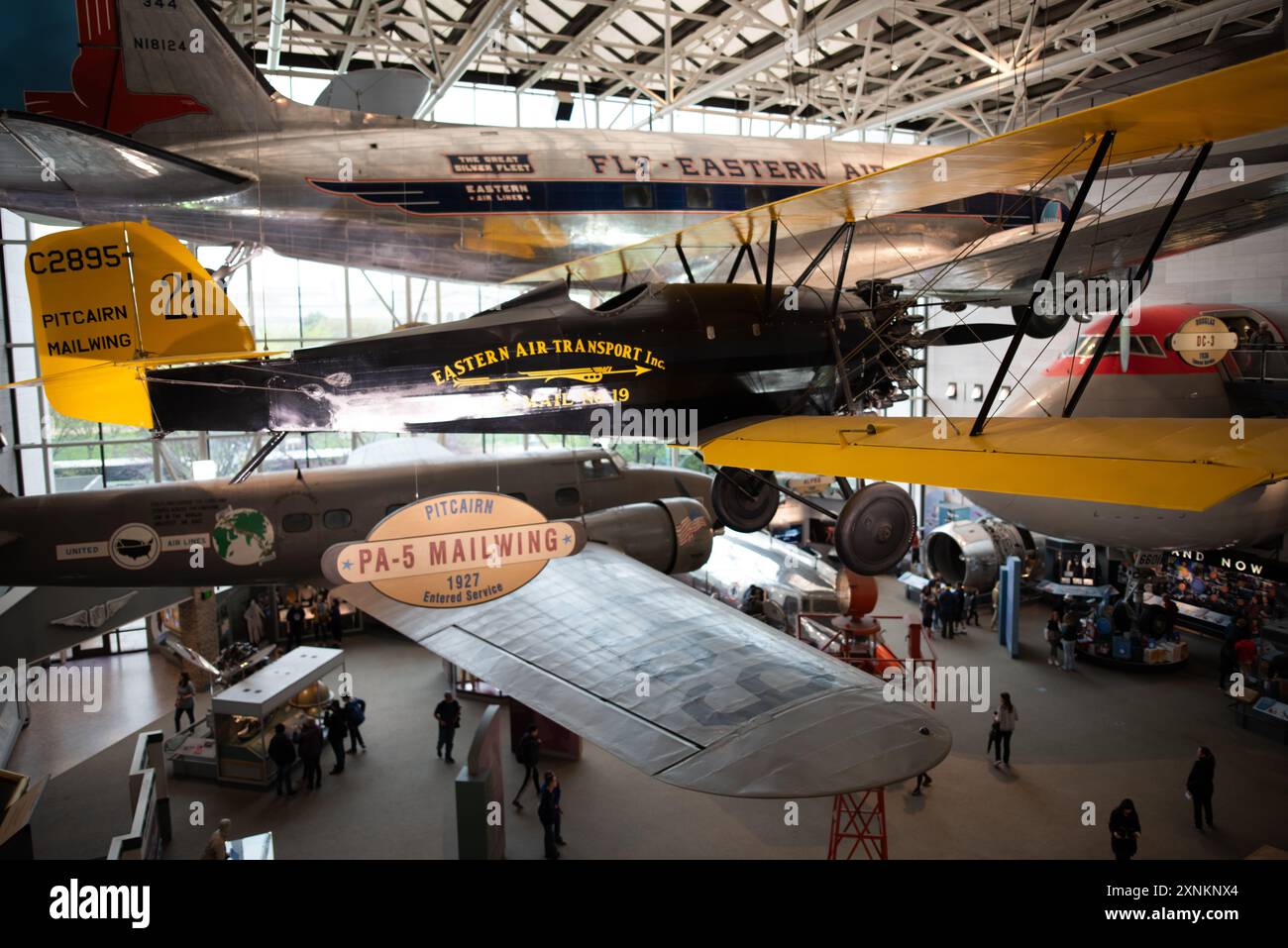 National Air and Space Museum Historic Planes Washington DC // WASHINGTON D.C., Vereinigte Staaten — historische Flugzeuge im Smithsonian National Air and Space Museum in der National Mall. Dieses Museum bietet eine umfassende Sammlung historischer Flugzeuge und Luft- und Raumfahrtausstellungen, die die Geschichte und Entwicklung der Luft- und Raumfahrt beleuchten. Stockfoto