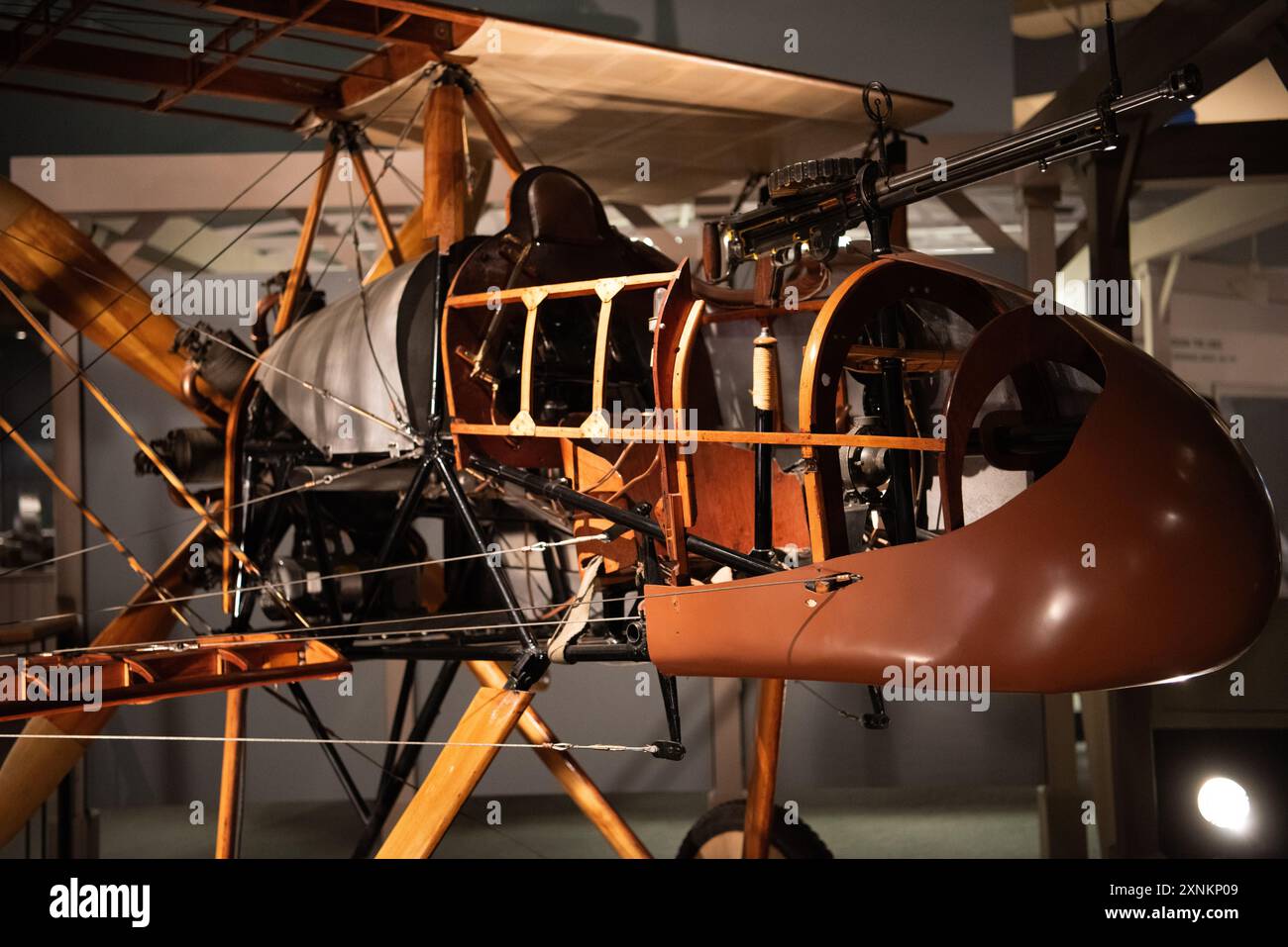 Smithsonian National Air and Space Museum Historic Plane Washington DC // WASHINGTON D.C., Vereinigte Staaten — historische Flugzeuge im Smithsonian National Air and Space Museum in der National Mall. Dieses Museum bietet eine umfassende Sammlung historischer Flugzeuge und Luft- und Raumfahrtausstellungen, die die Geschichte und Entwicklung der Luft- und Raumfahrt beleuchten. Stockfoto