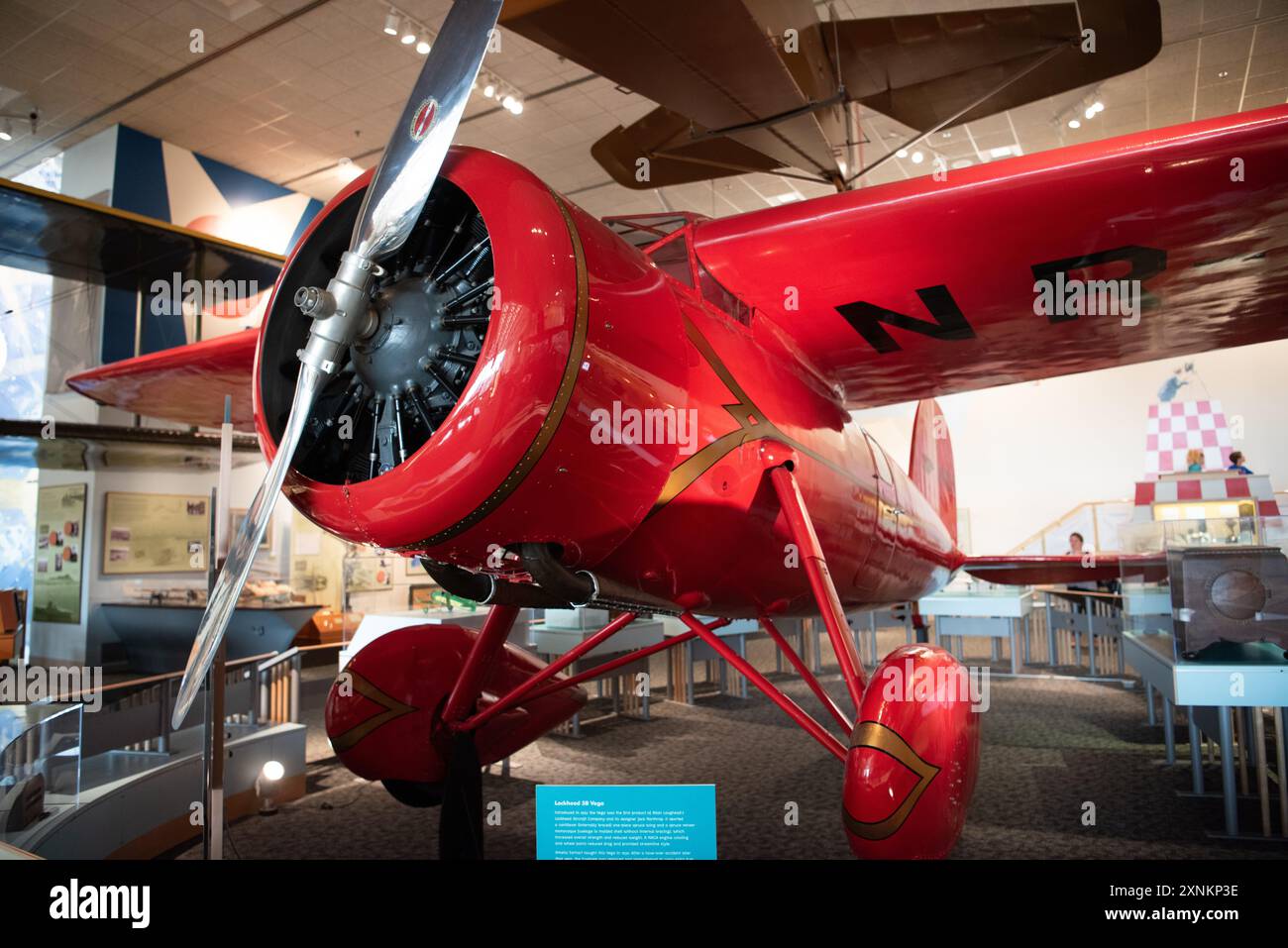 WASHINGTON D.C., USA – historische Flugzeuge im Smithsonian National Air and Space Museum in der National Mall. Dieses Museum bietet eine umfassende Sammlung historischer Flugzeuge und Luft- und Raumfahrtausstellungen, die die Geschichte und Entwicklung der Luft- und Raumfahrt beleuchten. Stockfoto