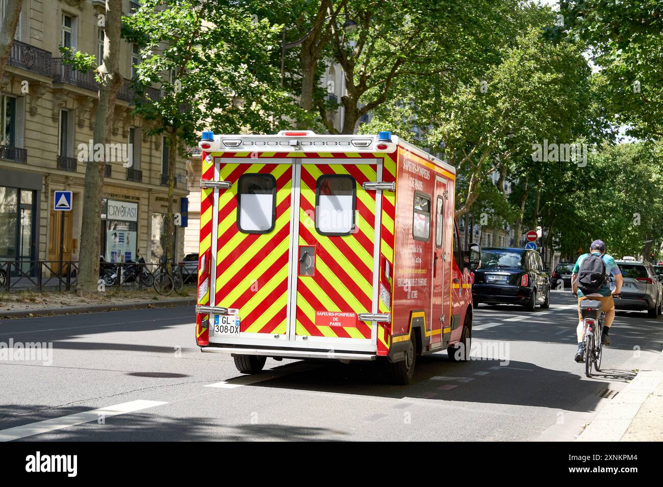 Paris, Frankreich - 13. Juli 2024: Ein Pariser Krankenwagen der Sapeurs-Pompiers fährt durch die Straßen von Paris, bereit für einen Noteinsatz *** ein Pariser Krankenwagen der Sapeurs-Pompiers fährt durch die Straßen von Paris, bereit für einen Noteinsatz Stockfoto Paris, Frankreich - 13. Juli 2024: Ein Pariser Krankenwagen der Sapeurs-Pompiers fährt durch die Straßen von Paris, bereit für einen Noteinsatz *** ein Pariser Krankenwagen der Sapeurs-Pompiers fährt durch die Straßen von Paris, bereit für einen Noteinsatz Stockfoto