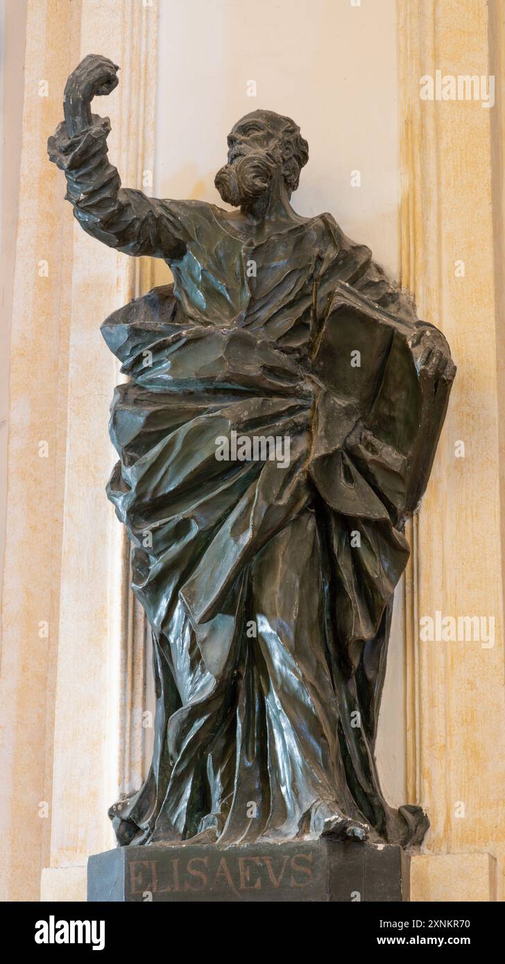 ASSISI, ITALIEN - 17. MAI 2024: Die Statue des Propheten Elischa in der Kirche San Rufino Agostino Silva (1672). Stockfoto