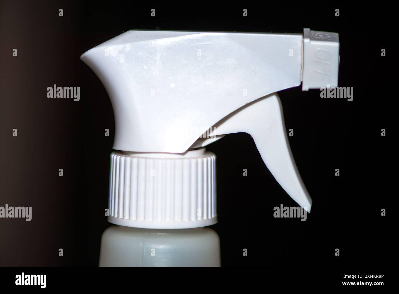 Ein Nahaufnahme des Kopfes einer Sprühflasche, in dem die Düse und der Auslösemechanismus für eine präzise Flüssigkeitsdosierung hervorgehoben werden. Stockfoto