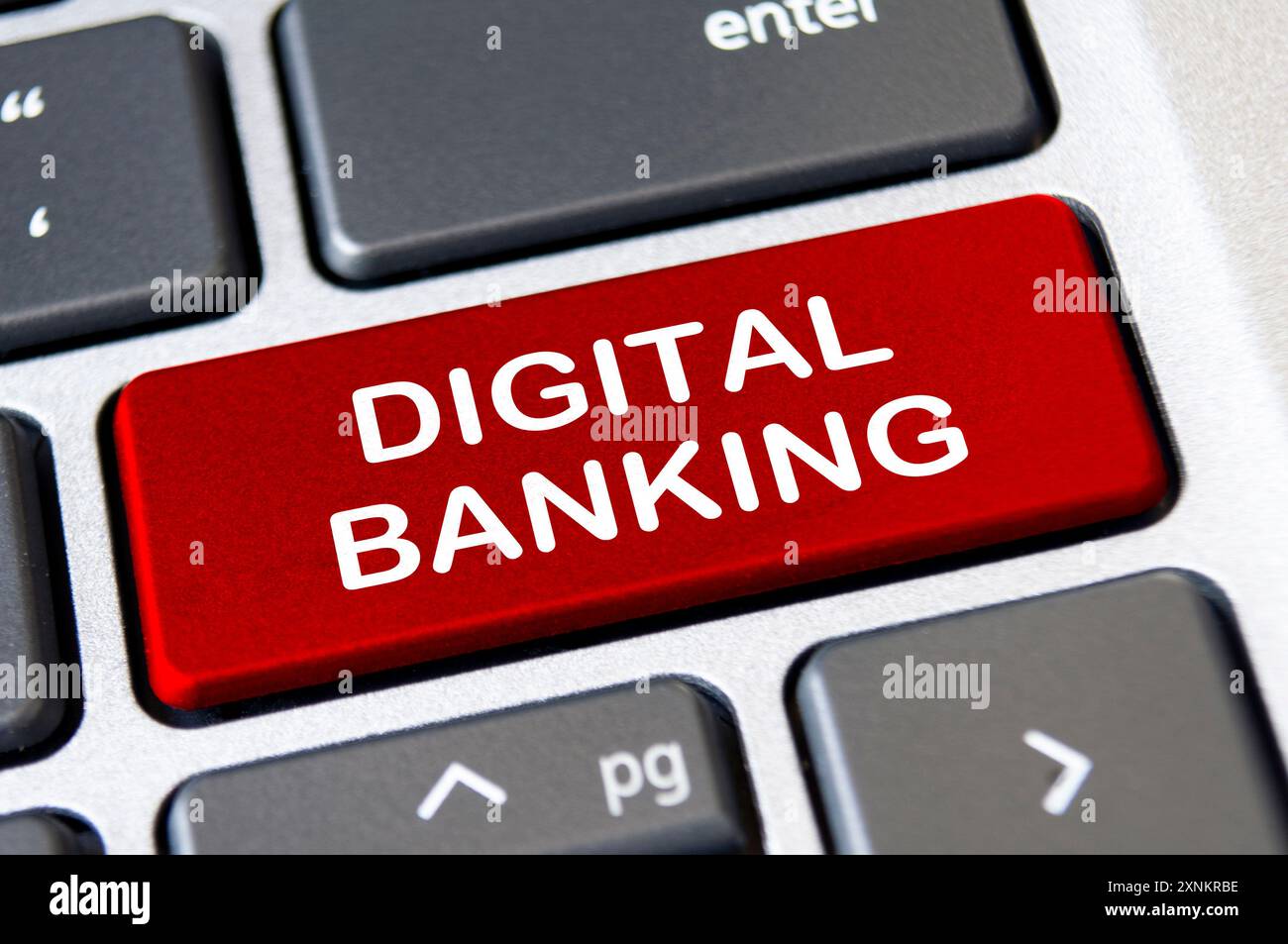 Digitaler Banktext auf roter Laptop-Tastatur. Bankwesen und Transaktion in digitaler Form. Stockfoto