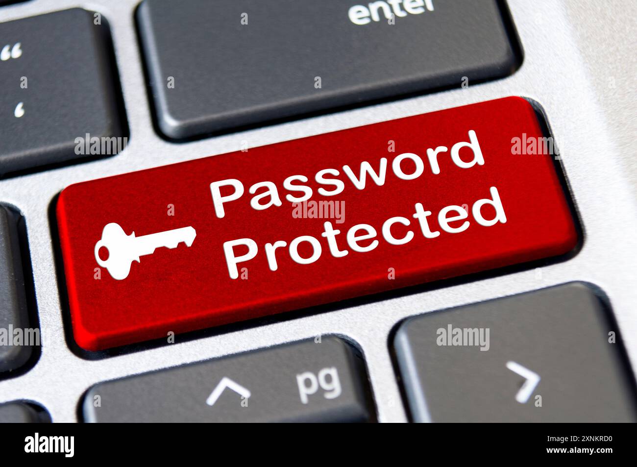 Kennwortgeschützt auf roter Laptop-Tastatur-Taste. Sicherheits- und Kennwortkonzept. Stockfoto