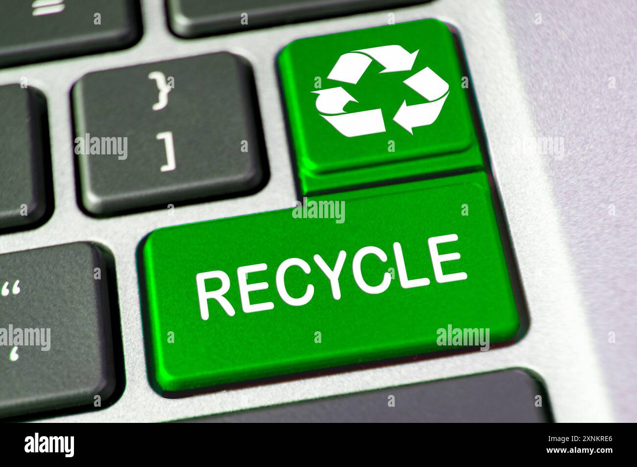 Text auf grüner Laptop-Tastatur wiederverwenden. Recycling- und Konservierungskonzept. Stockfoto