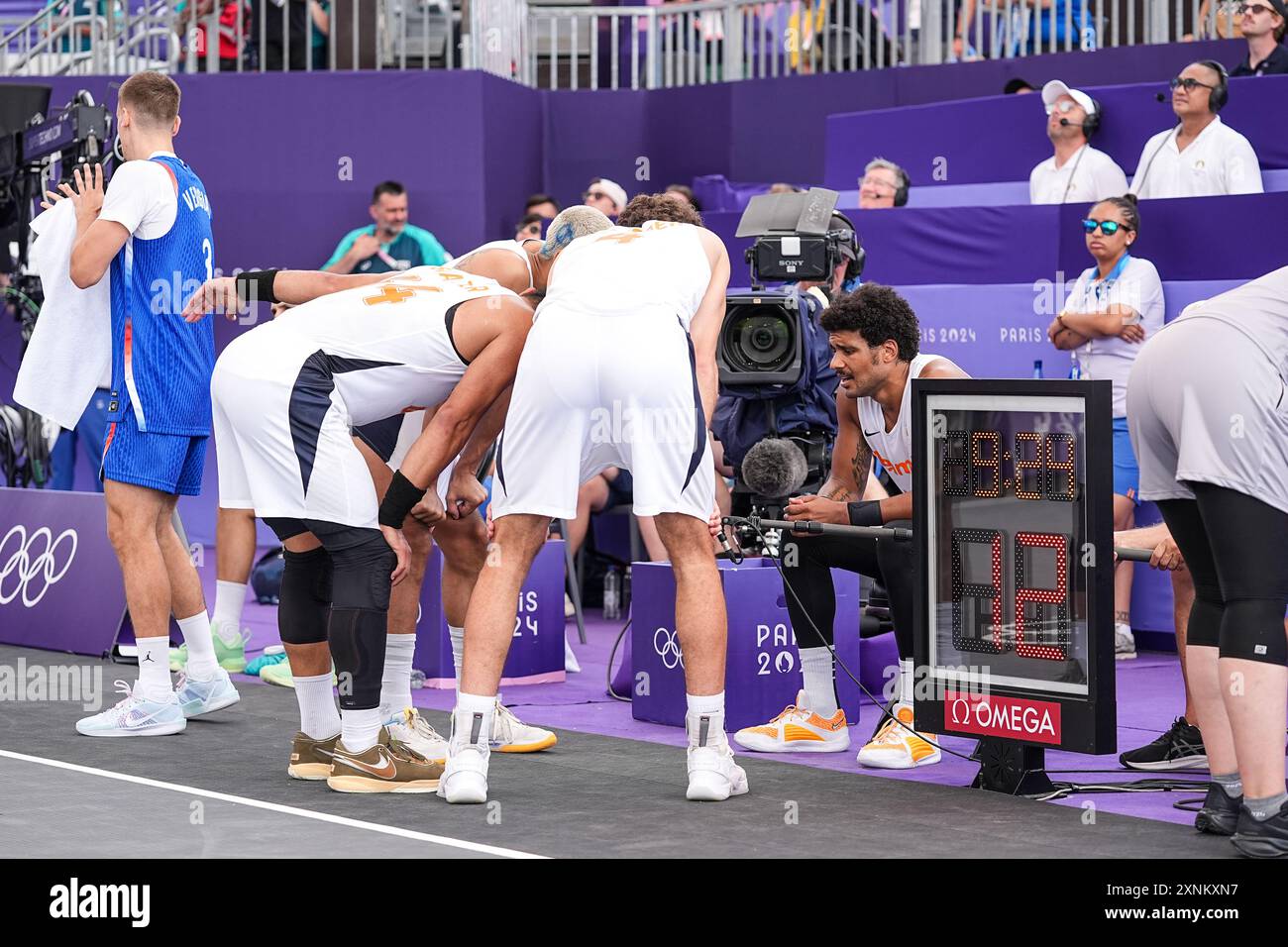 Paris, Frankreich. August 2024. PARIS, FRANKREICH - 1. AUGUST: Jan Driessen aus den Niederlanden, DiMeo van der Horst aus den Niederlanden, Arvin Slagter aus den Niederlanden, Worthy de Jong aus den Niederlanden während des 3x3 Basketball - Olympischen Spielen 2024 in Paris am 6. Tag in der Esplanade des Invalides am 1. August 2024 in Paris. (Foto: Rene Nijhuis/BSR Agency) Credit: BSR Agency/Alamy Live News Stockfoto