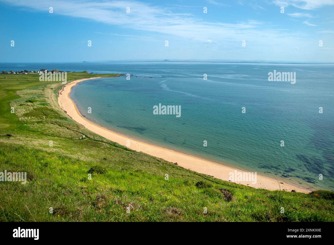 Blick von den Klippen auf die West Bay und Elie Golf Course Links in Elie und Earlsferry Fife Scotland Stockfoto