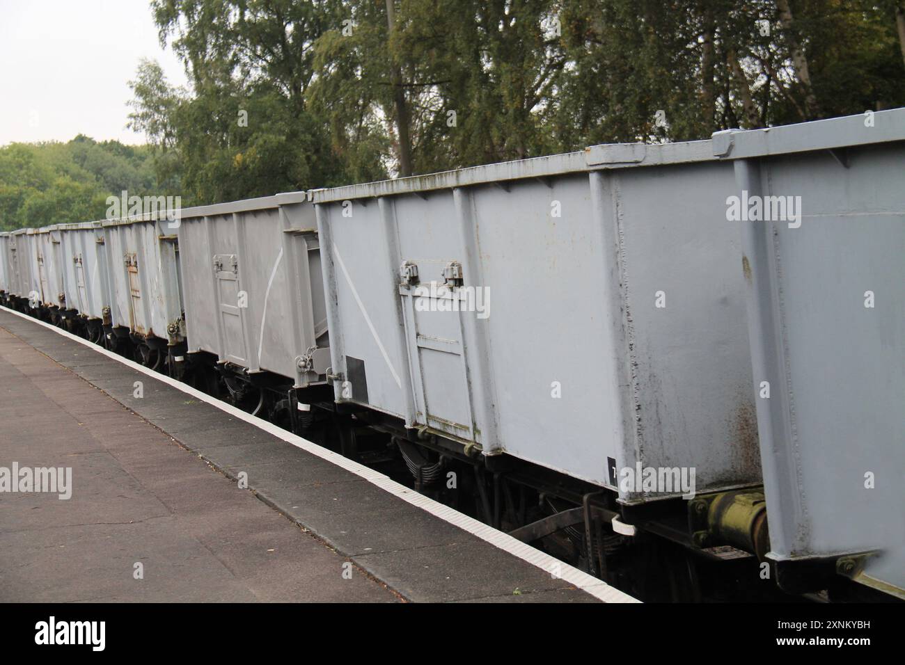 Ein Zug mit offenen Eisenbahnwaggons im Vintage-Stil. Stockfoto