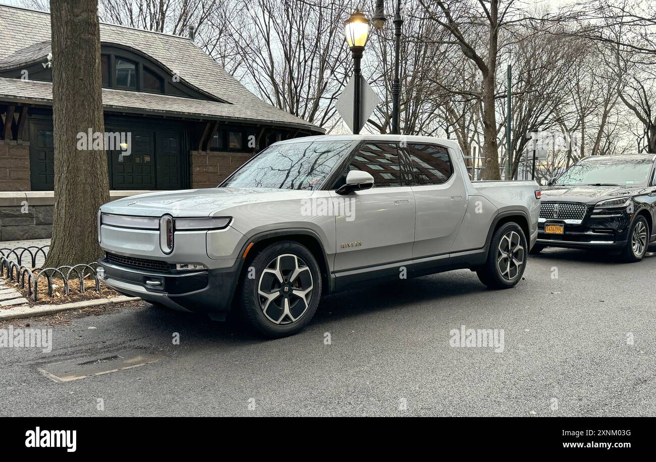 Rivian-Elektro-Truck parkt in Manhattan. Stockfoto