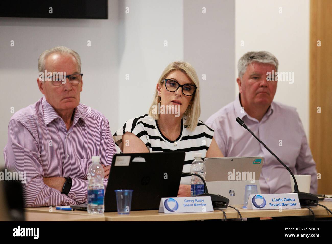 (Von links nach rechts) Sinn Feins MLA Gerry Kelly, Linda Dillion und Cathal Boylan während eines Treffens des Northern Ireland Police Board in Belfast. Bilddatum: Donnerstag, 1. August 2024. Stockfoto