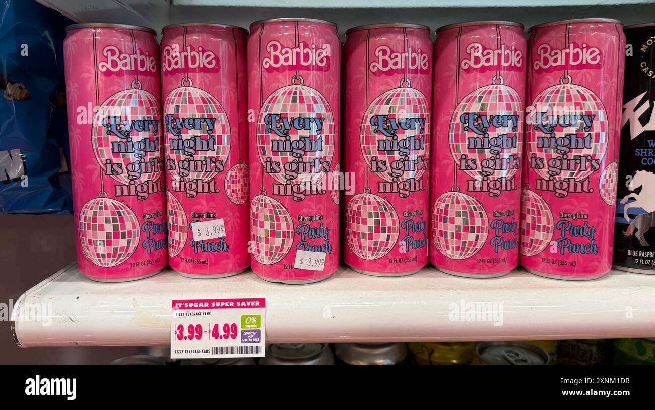 Dosen mit Barbie Punsch Drinks werden in seinem Zuckergeschäft verkauft. Stockfoto