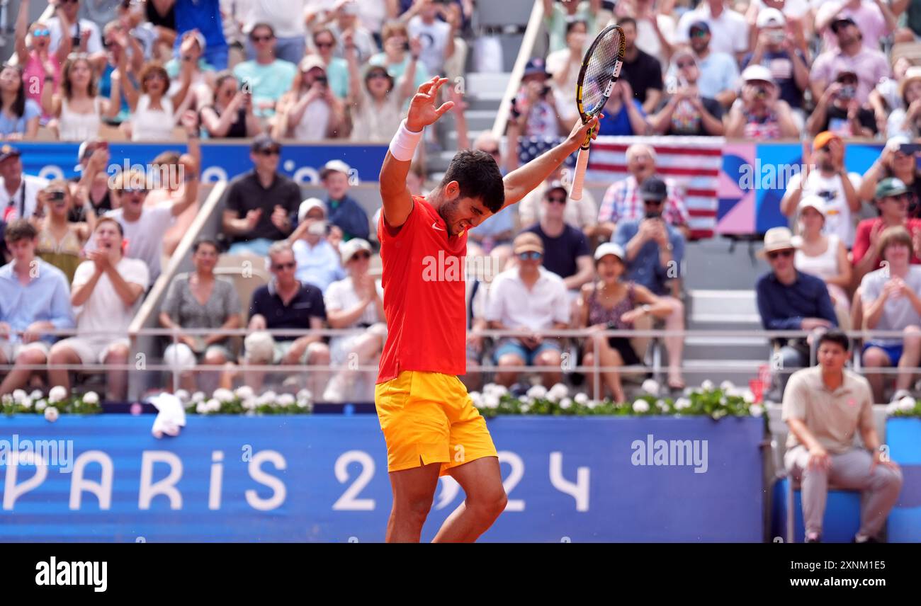 Der Spanier Carlos Alcaraz feiert seinen Sieg im Viertelfinale der Männer während des Tennis in Roland-Garros am sechsten Tag der Olympischen Spiele 2024 in Paris. Bilddatum: Donnerstag, 1. August 2024. Stockfoto