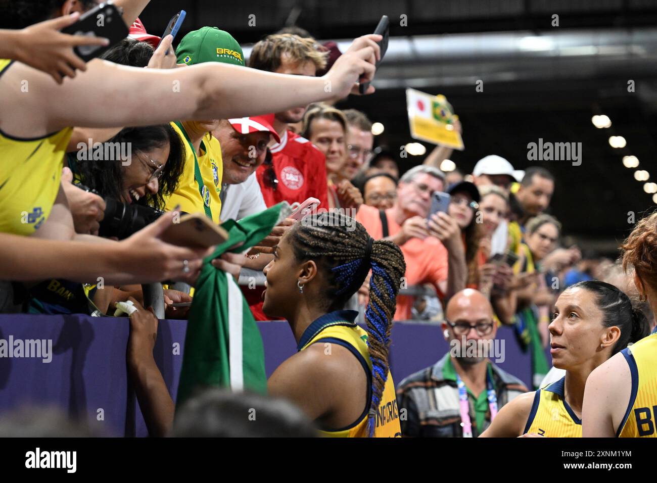 Paris, Frankreich. August 2024. ANA Cristina Souza aus Brasilien mit Fans, nachdem sie das Volleyballspiel der Frauen zwischen Brasilien und Japan bei den Olympischen Spielen 2024 in Paris in der South Paris Arena gewonnen hatte. (Richard Callis/SPP) Credit: SPP Sport Press Photo. /Alamy Live News Stockfoto