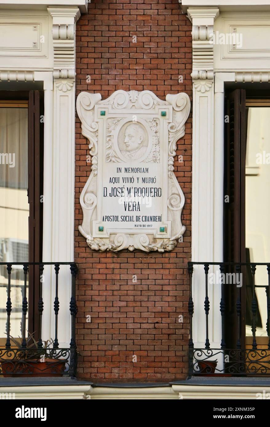 Gedenktafel für Kaplan José María Roquero Vera, bekannt als apóstol Social de Chamberí Calle de Eloy Gonzalo Madrid Spanien Stockfoto