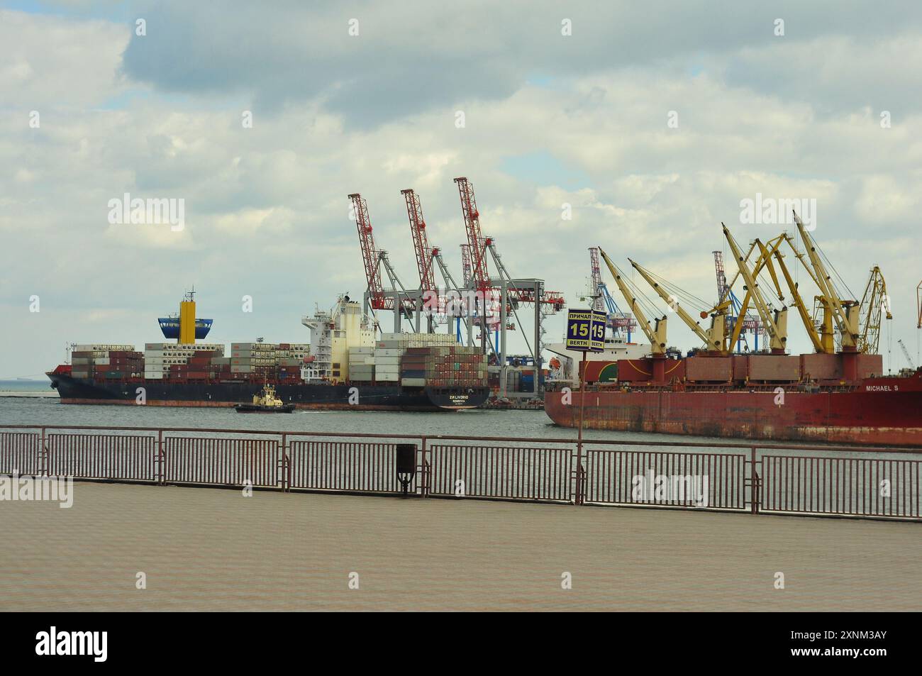 ODESA, UKRAINE - 4. März. 2015. Internationaler Schwarzmeerhafen in Odesa. Große Kräne zum Verladen von Fracht, Getreide für den Export. Stockfoto