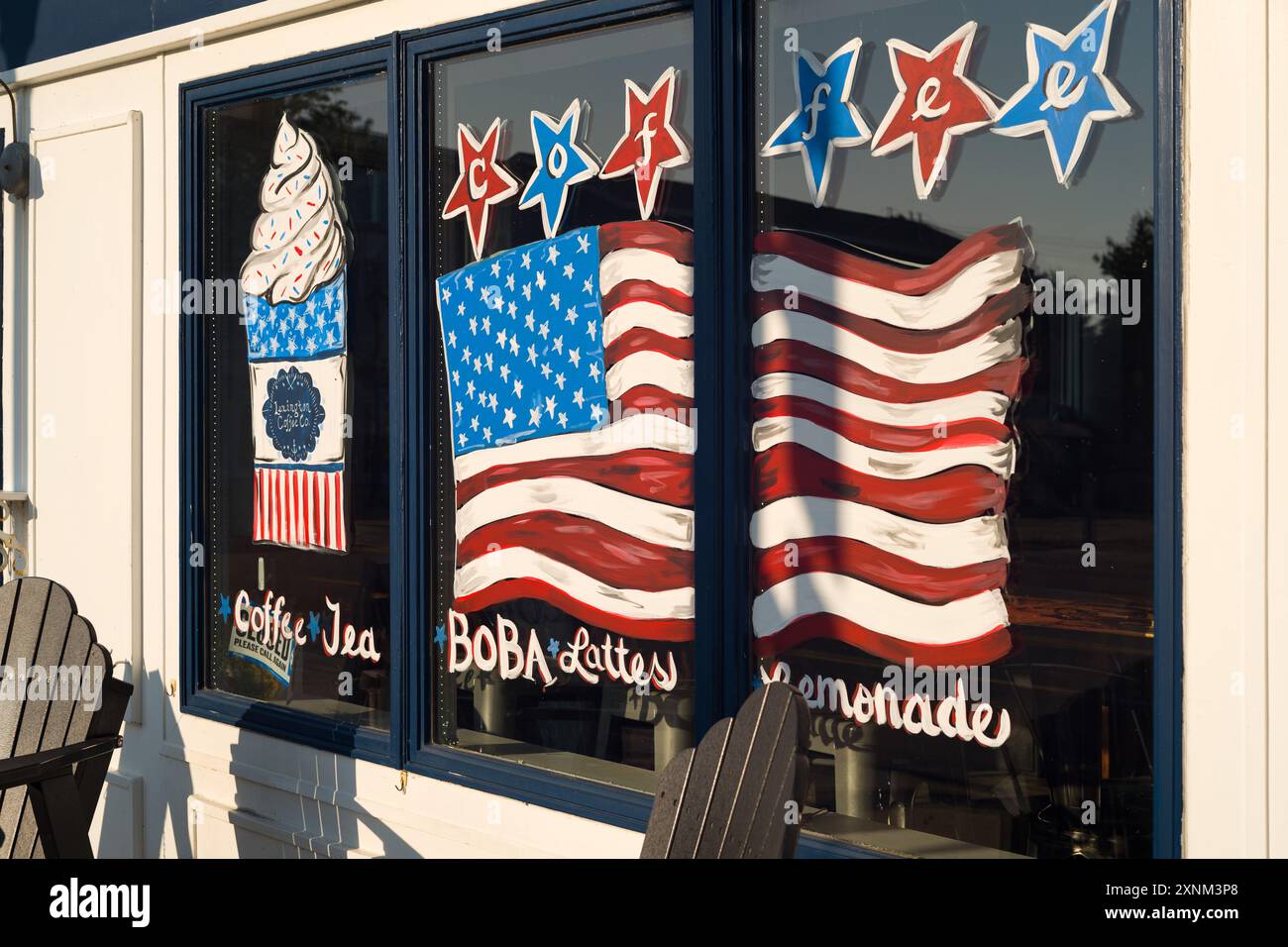 Amerikanische Flaggenfenstermalerei bei der Lexington Coffee Company in Lexington Michigan USA Stockfoto