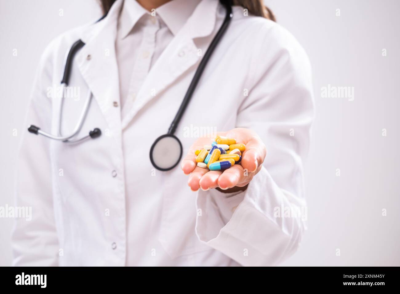 Nahaufnahme eines Arztes, der Pillen hält. Stockfoto