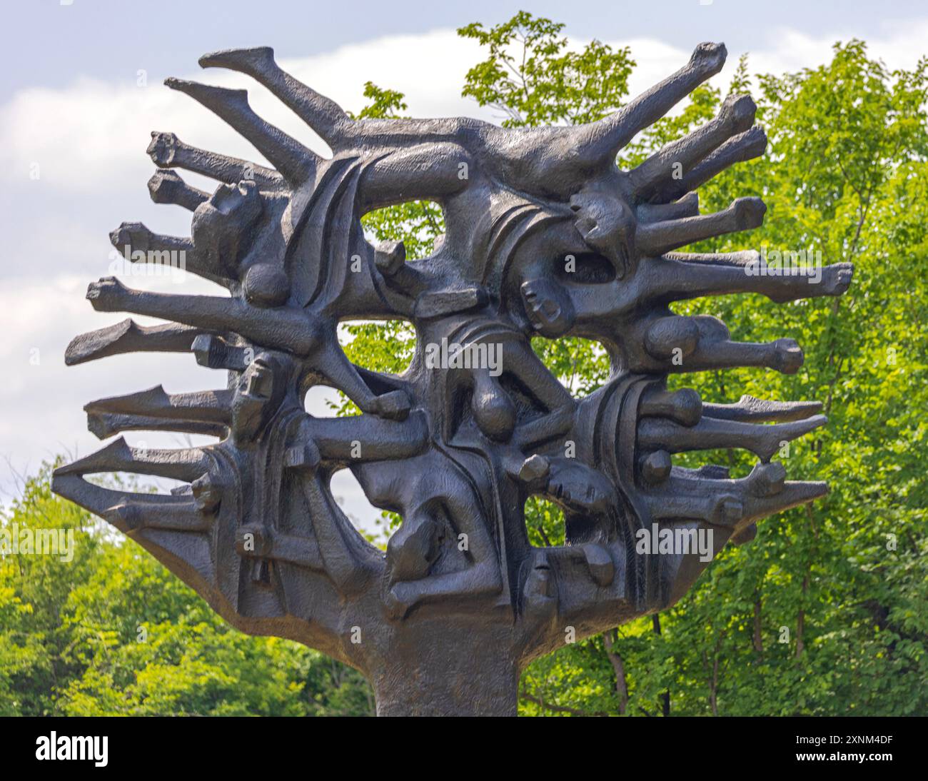 Kragujevac, Serbien - 26. Mai 2022: Ein Hundred for One war Monument Landmark des Bildhauers Nandor Glid im Sumarice Memorial Park. Stockfoto