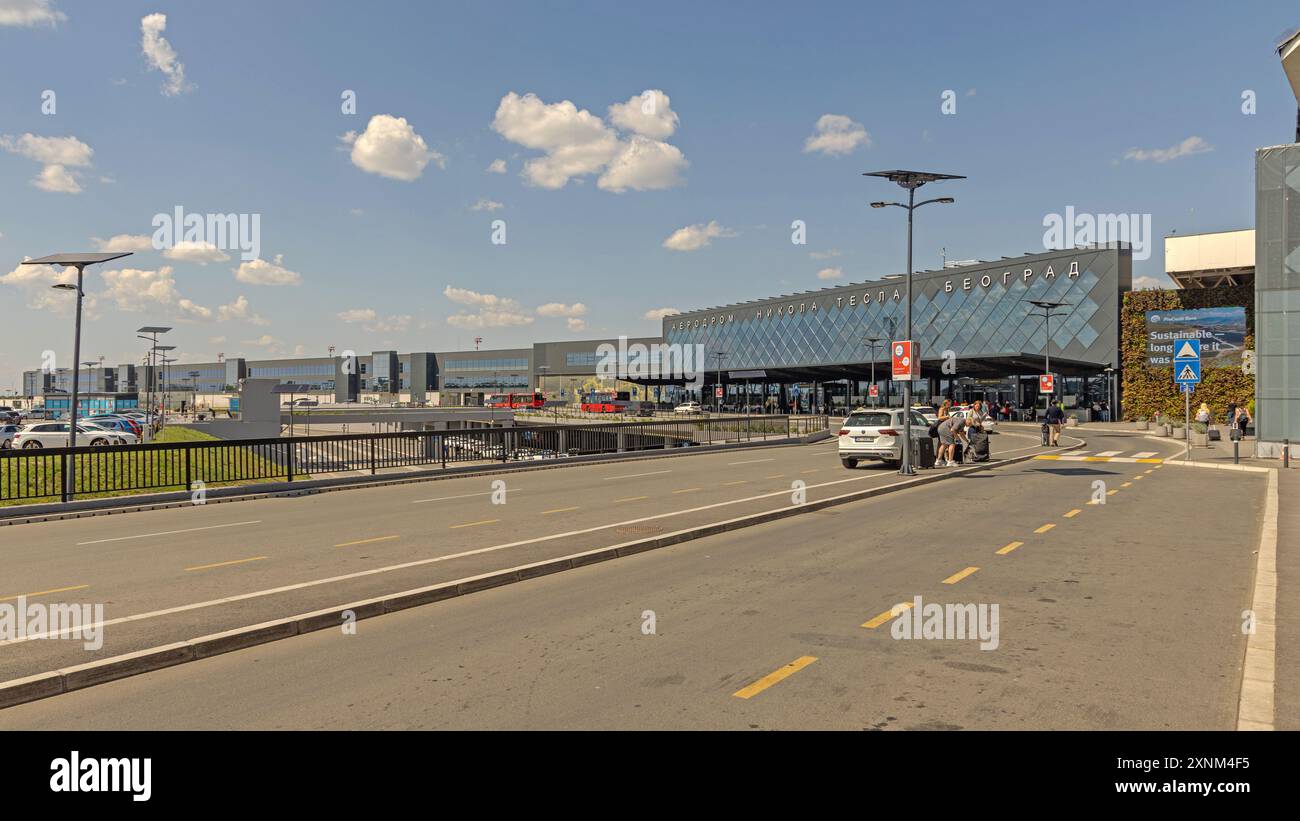 Belgrad, Serbien - 28. Mai 2024: Flughafengebäude und Abflughafen Nikola Tesla Parken Surcin. Stockfoto