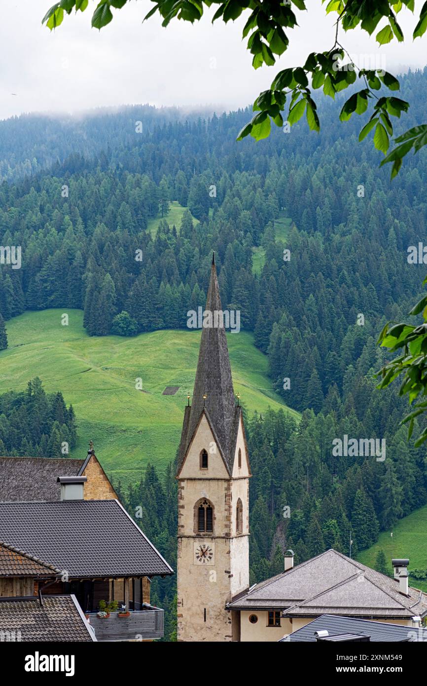 Kirche und Häuser des Südtiroler Dorfes Proveis. Non Valley, Trentino, Südtirol, Italien. Stockfoto